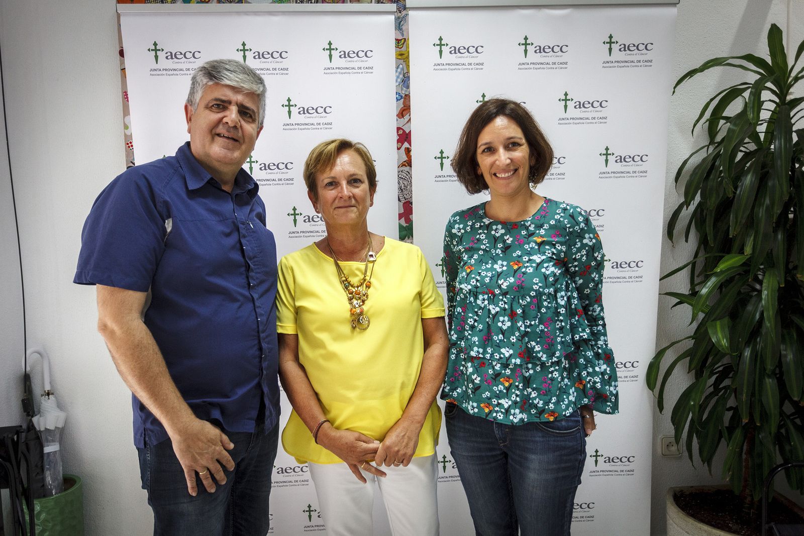 El voluntario Juan Carlos Canto junto a la coordinadora de voluntariado, María Arango, y la coordinadora del nuevo programa, Susana Pedreño, en la AECC.