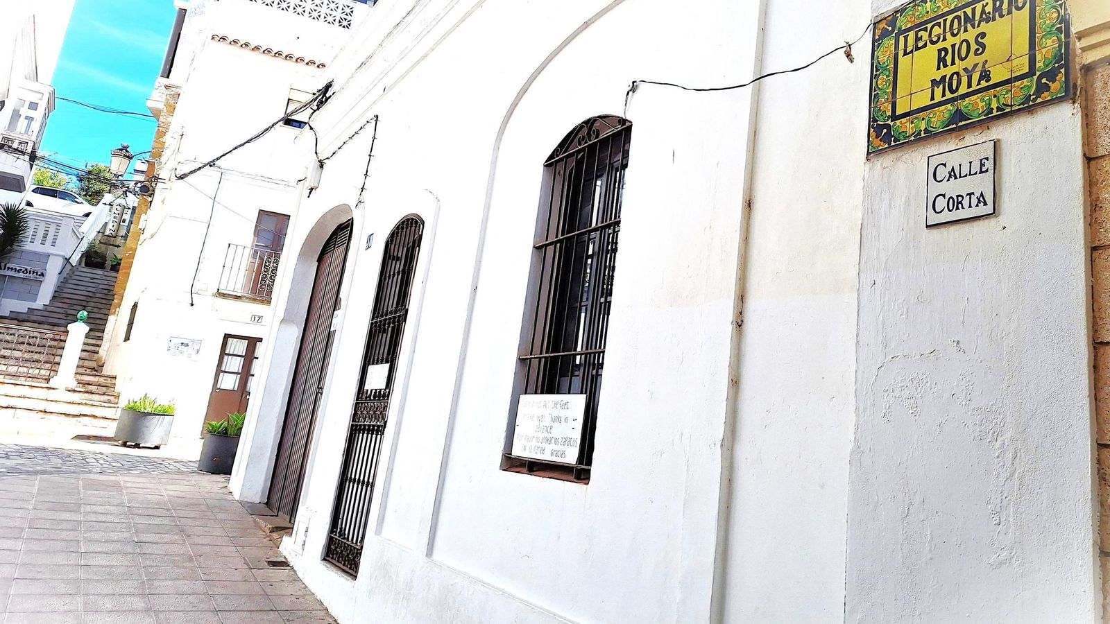 Calle Legionario Ríos Moya, antigua Corta. Al fondo, la calle Almedina.