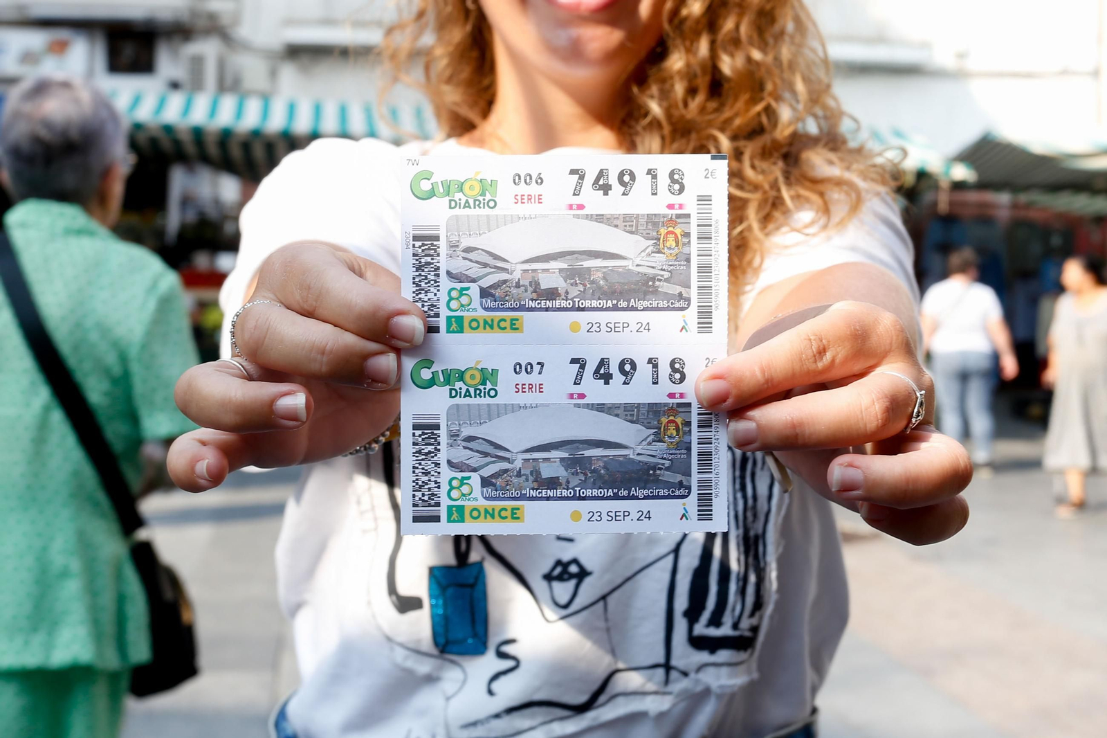 Fotos de la venta del cupón de la ONCE dedicado al Mercado Ingeniero Torroja