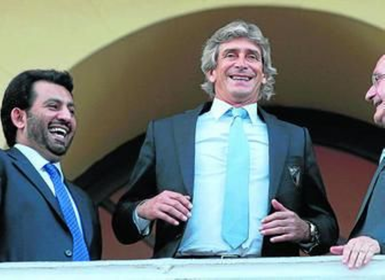 Abdullah Al-Thani junto a Pellegrini en el balcón del Ayuntamiento, celebrando la clasificación para la Champions.