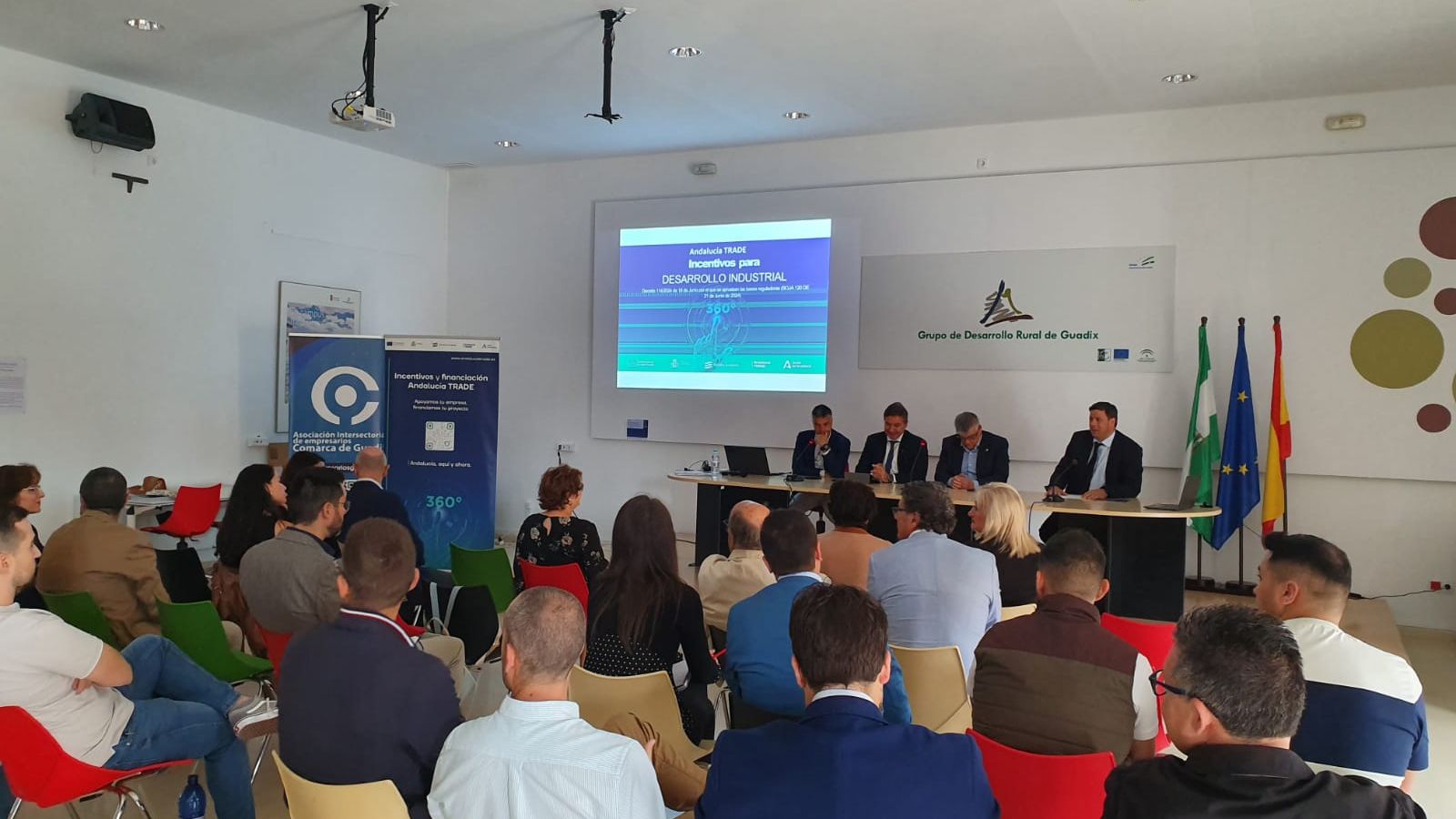 El delegado territorial, Gumersindo Fernández Casas, acompañado por el alcalde de Guadix, Jesús Lorente, presenta en Guadix los programas de ANDALUCIA TRADE