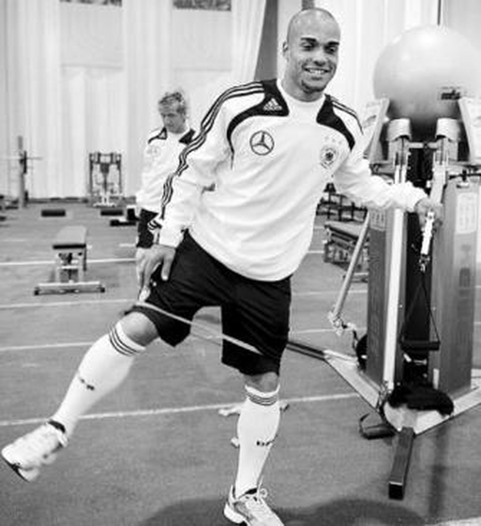 Odonkor se ejercita en un gimnasio antes de la Eurocopa.