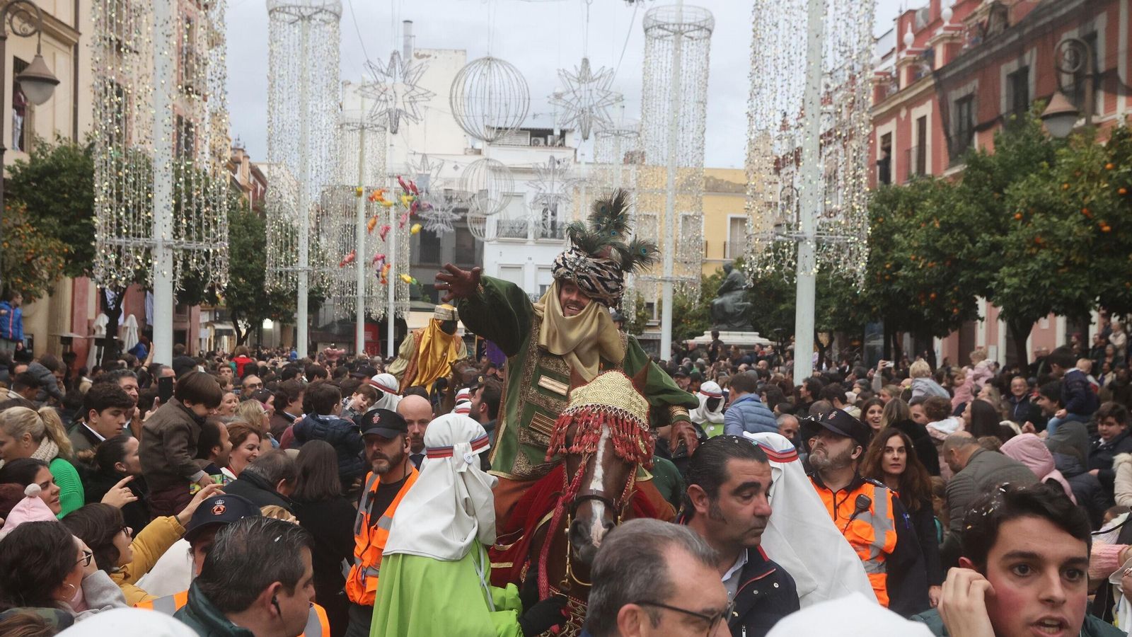 El emisario real lanza caramelos a su paso por la Plaza del Salvador.