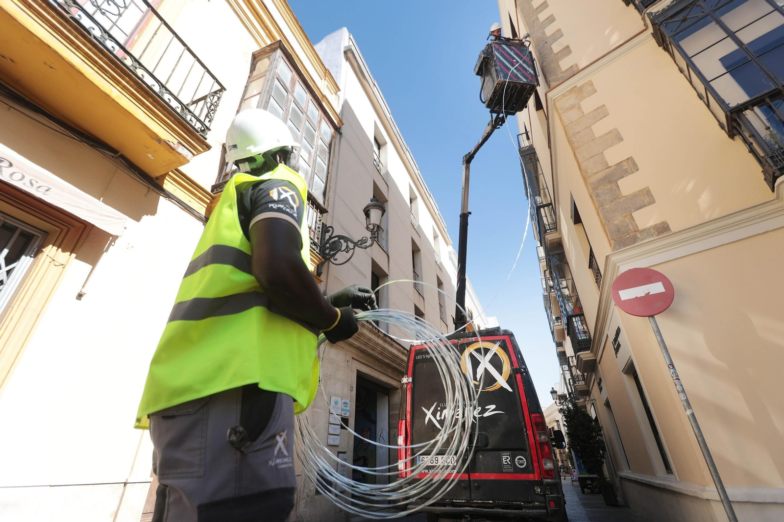 Operarios de Iluminaciones Ximénez, con los trabajos previos para el alumbrado de Navidad en la calle Santa María.