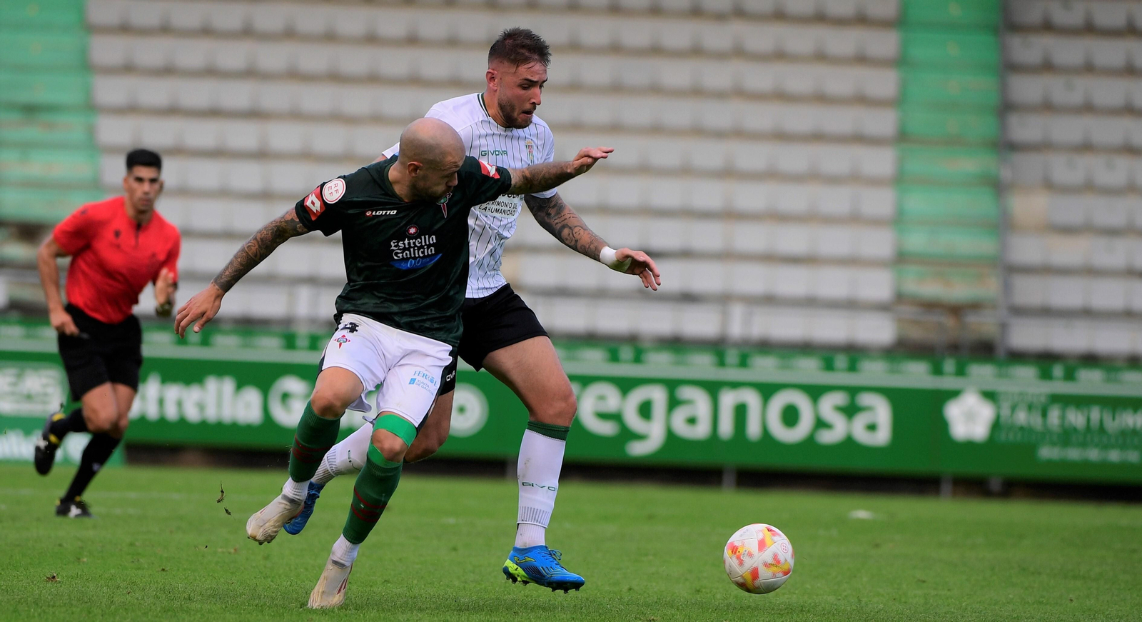 Jon García pugna con Casas en la visita del Córdoba CF al Racing Ferrol.