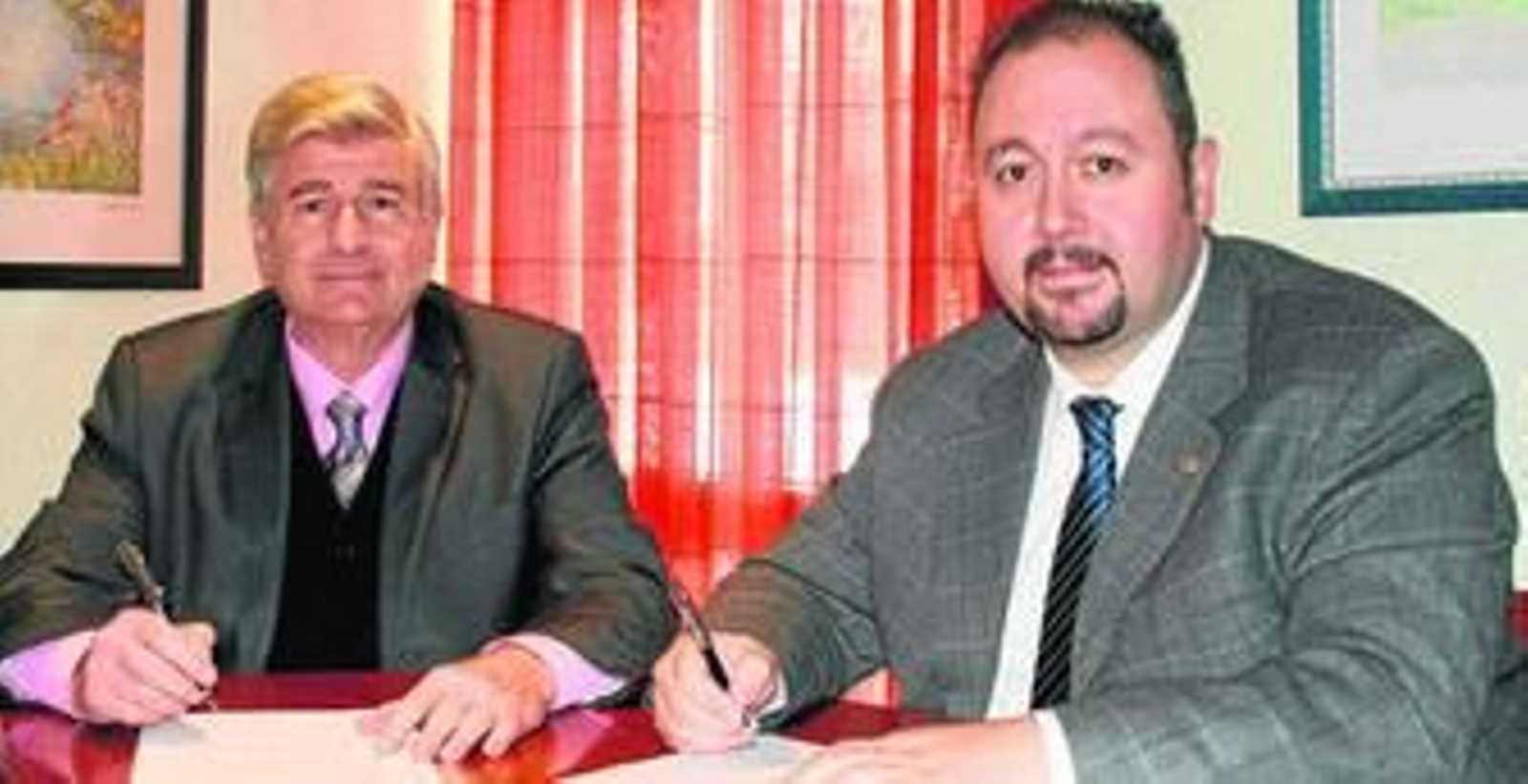 Miguel Rojano y Miguel Angel Núñez, durante la firma del acuerdo. A la derecha, junto a otros miembros de Miguel Rojano Abogados: Javier Romeu, Miguel Rojano García y María Teresa Macías.