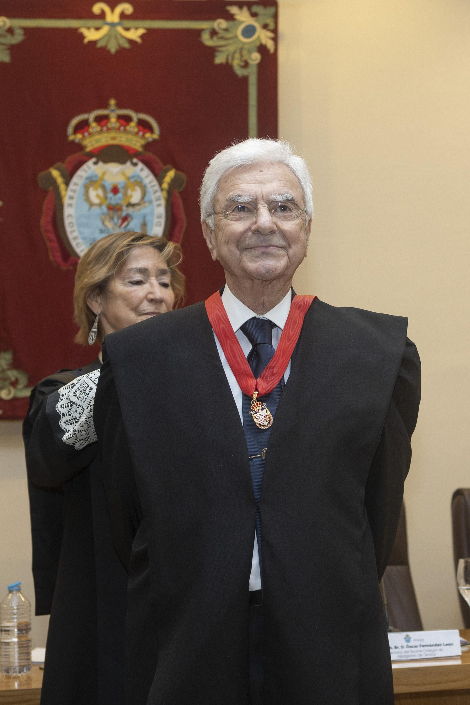 El penalista Francisco Baena Bocanegra recibe la medalla al mérito de la Abogacía Española. El penalista Francisco Baena Bocanegra recibe la medalla al mérito de la Abogacía Española.