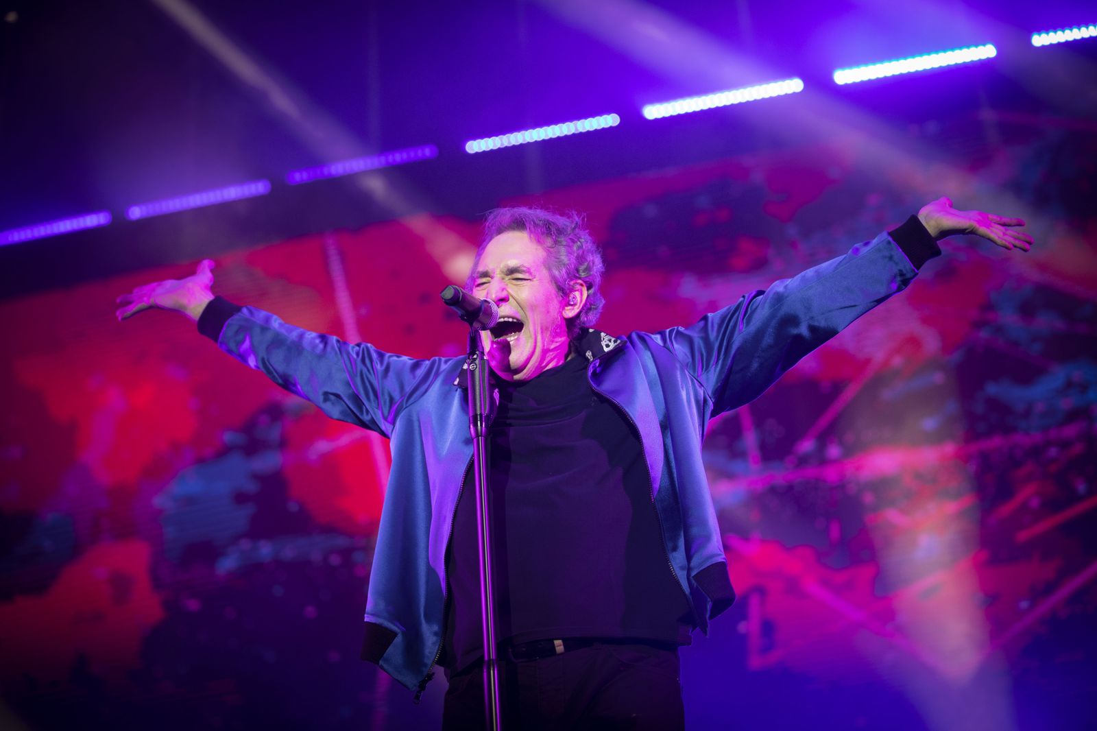 Miguel Ríos en el concierto que ofreció este sábado en la Plaza de Toros de Granada.