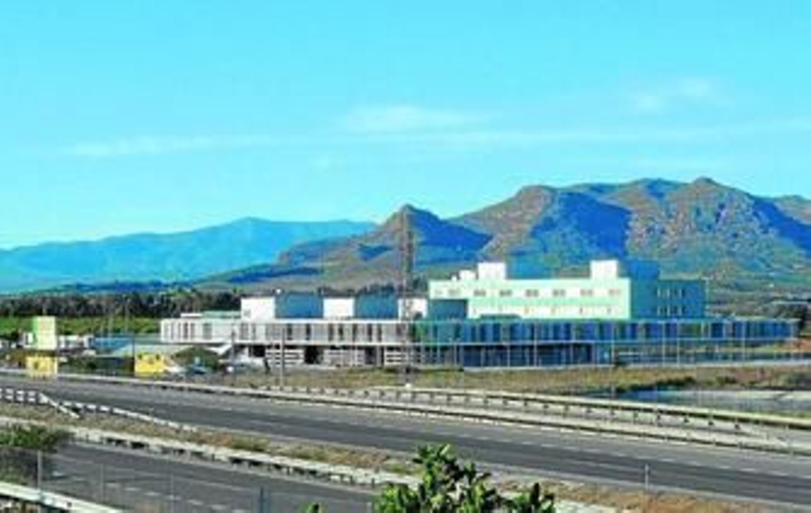 El edificio, ubicado en Cártama, lleva acabado y sin uso desde 2012.