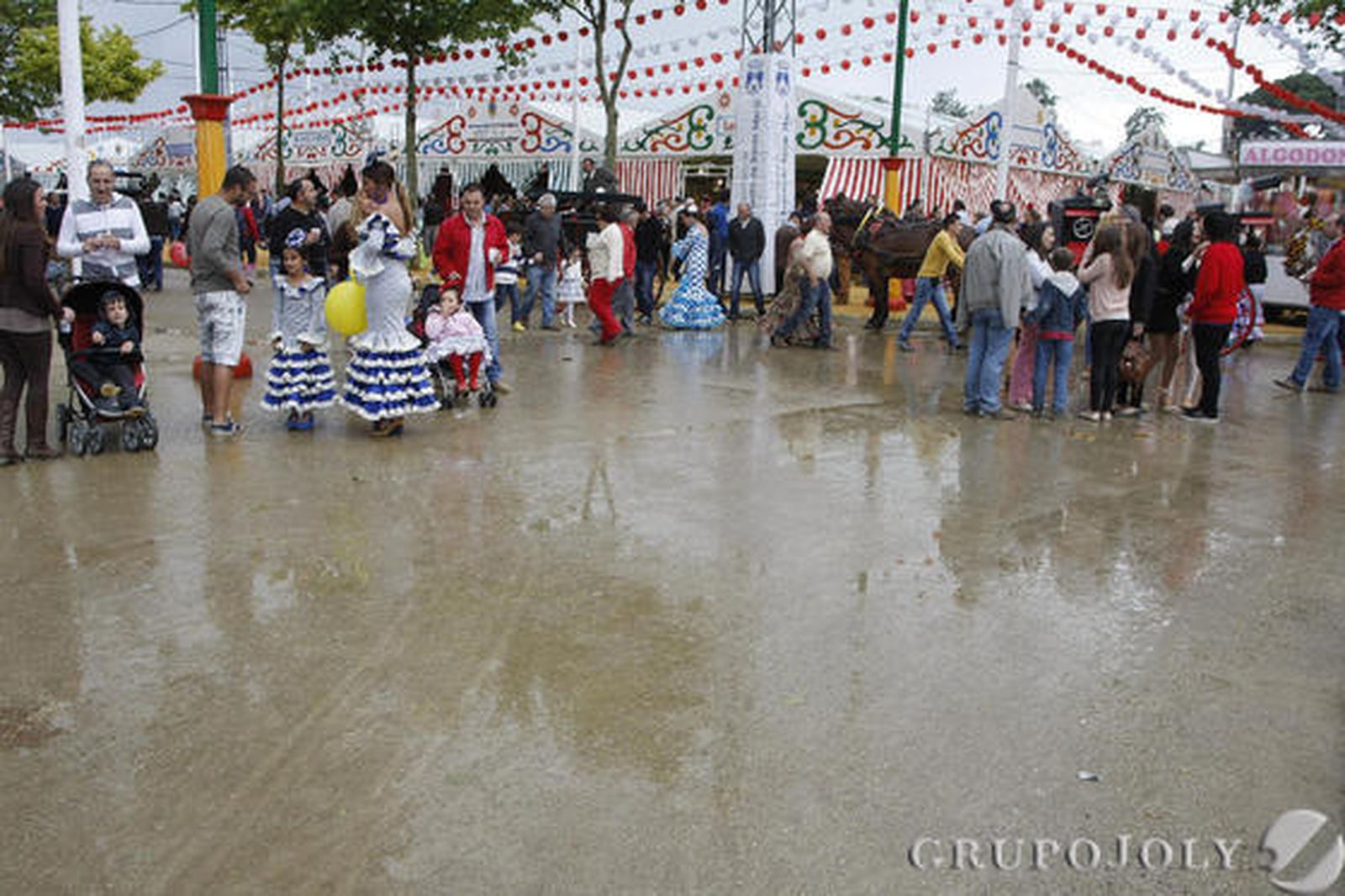 La lluvia y el frío empañaron la jornada en el recinto ferial de Las Banderas.

Foto: Andrés Mora