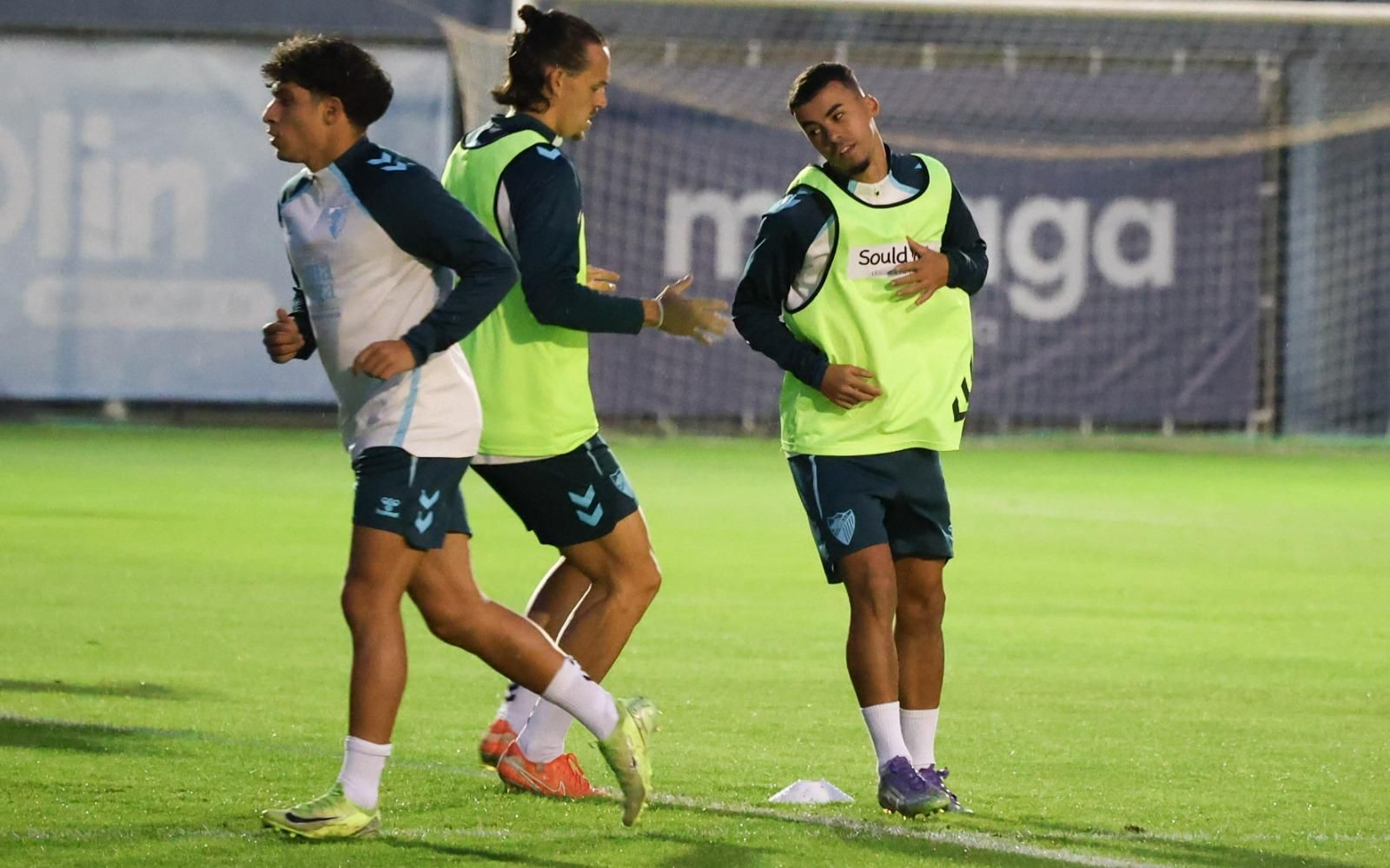 El Málaga CF prepara la cita de Copa ante el Estepona con los menos habituales apretando