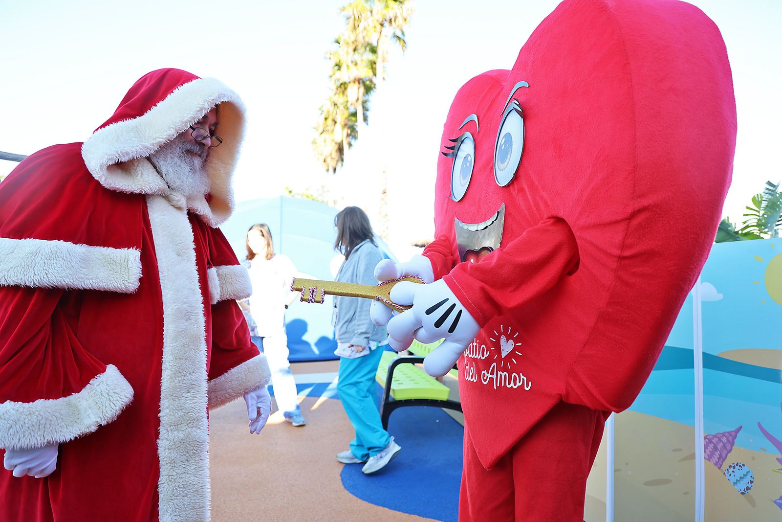La mágica visita de Papá Noel a el Patio del Amor de Pediatría del Hospital Juan Ramón Jiménez