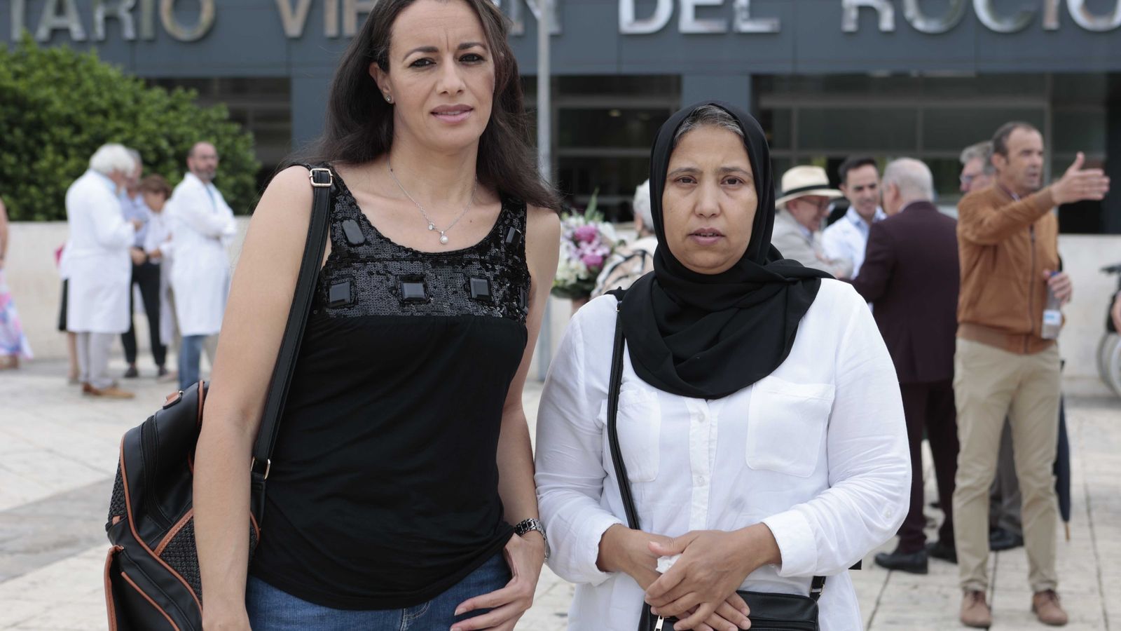 Najat (dcha.), familiar de donante de órganos, junto a Fátima Nadiri, trabajadora de la UCI del Virgen del Rocío.