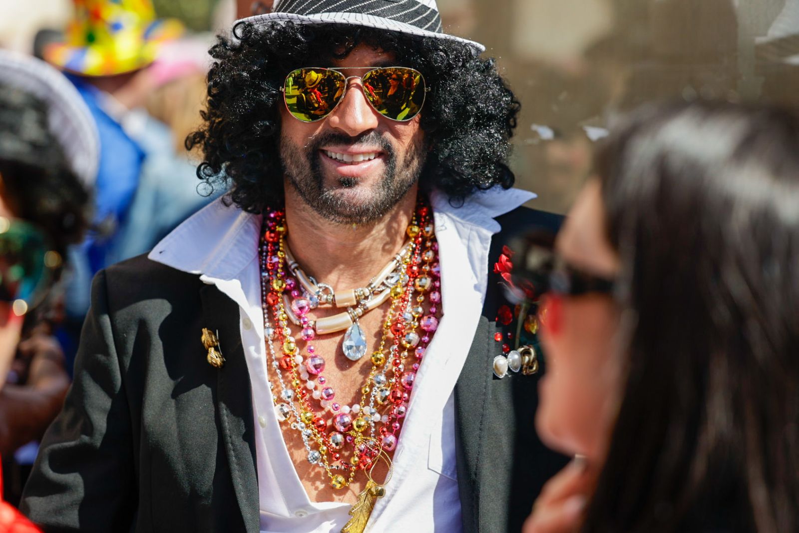 Así vive Cádiz su primer sábado de Carnaval: las imágenes de las batallas de copla y la fiesta en la calle