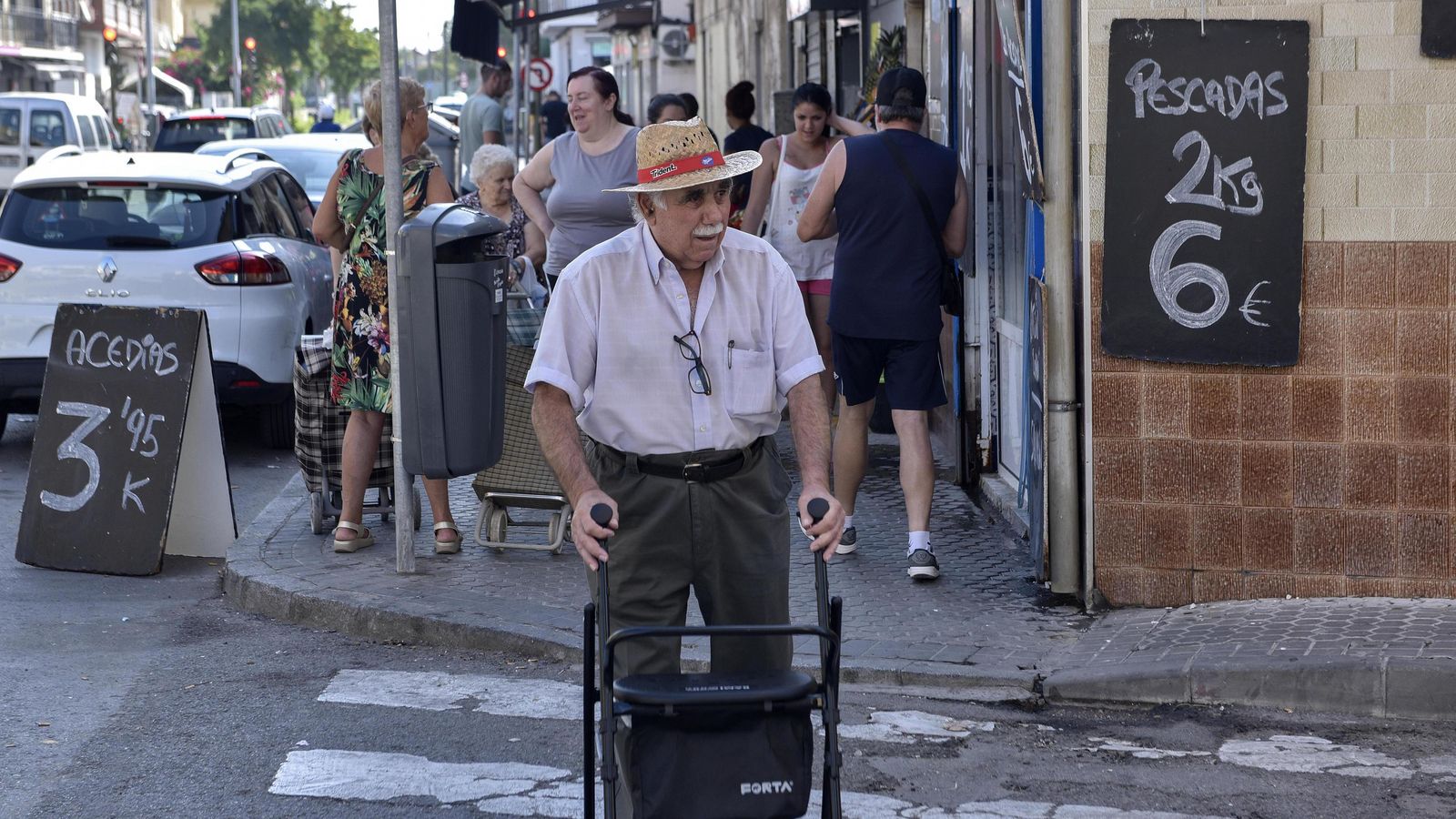 Un hombre camina con ayuda de un andador en Torreblanca.