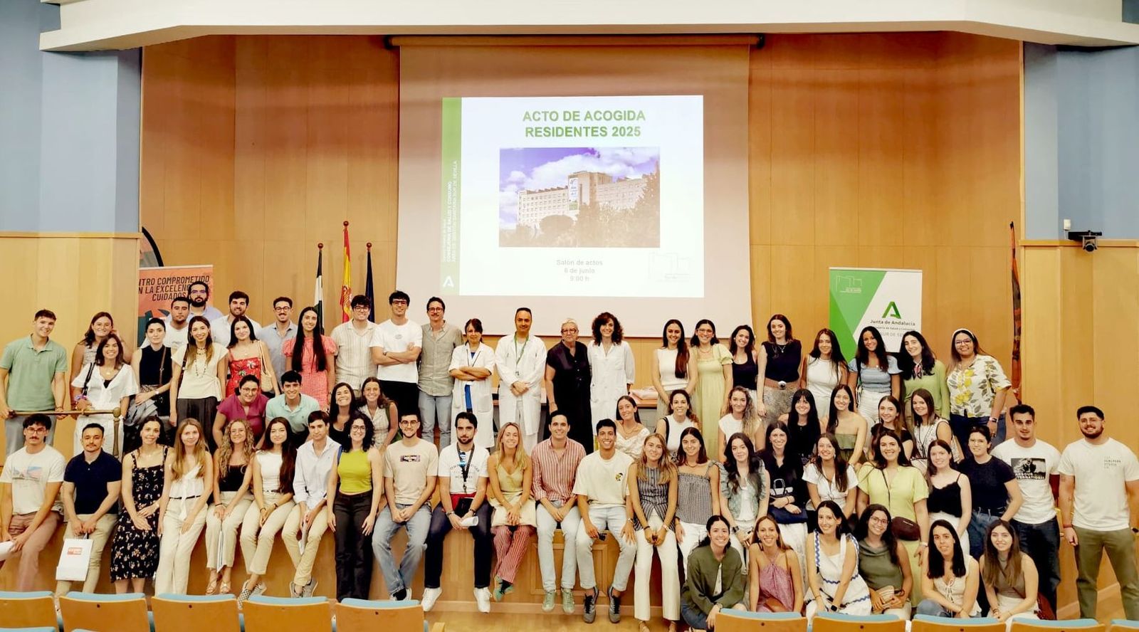 Foto de familia durante el acto de bienvenida a los nuevos residentes en el Hospital de Valme.