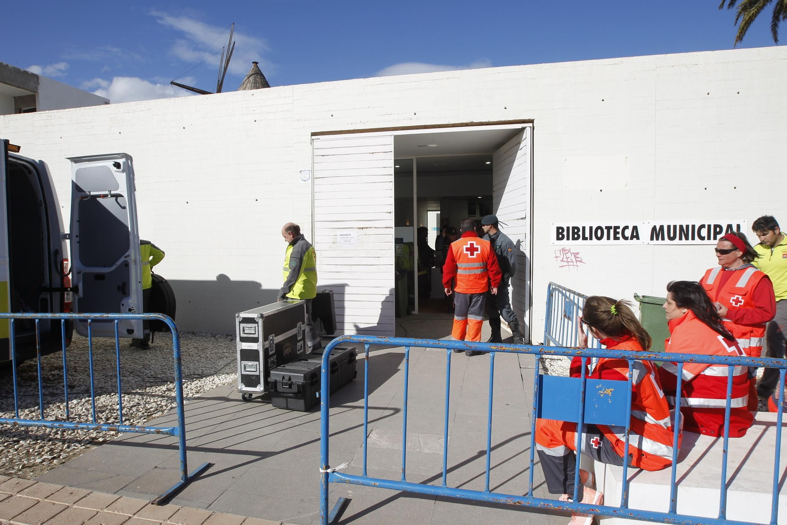 Los efectivos de búsqueda desmantelan el puesto de mando avanzado que ha sido centro de las operaciones estos días de búsqueda tras conocer la noticia.