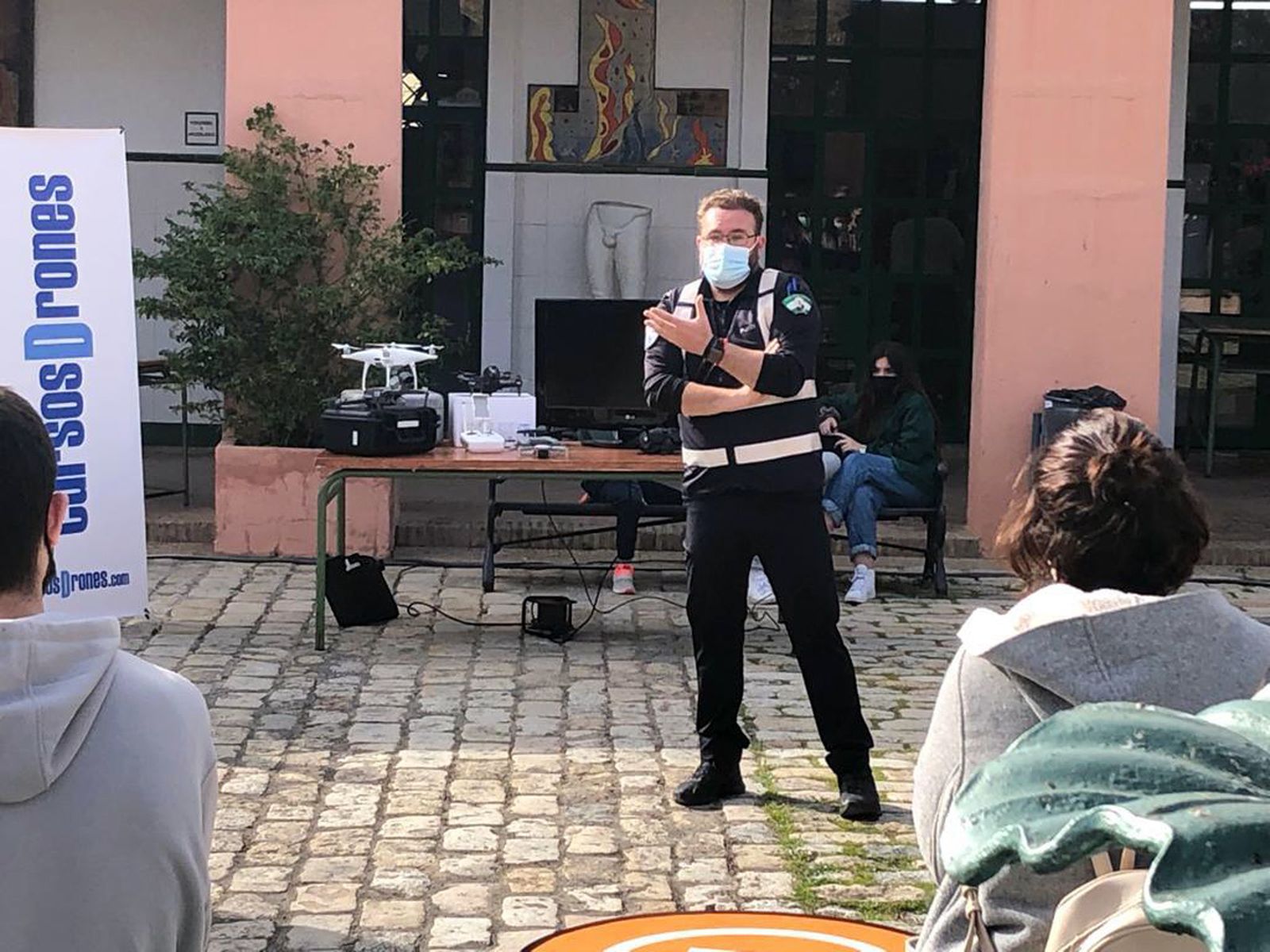 Uno de los miembros de la Unidad Hermes durante la charla