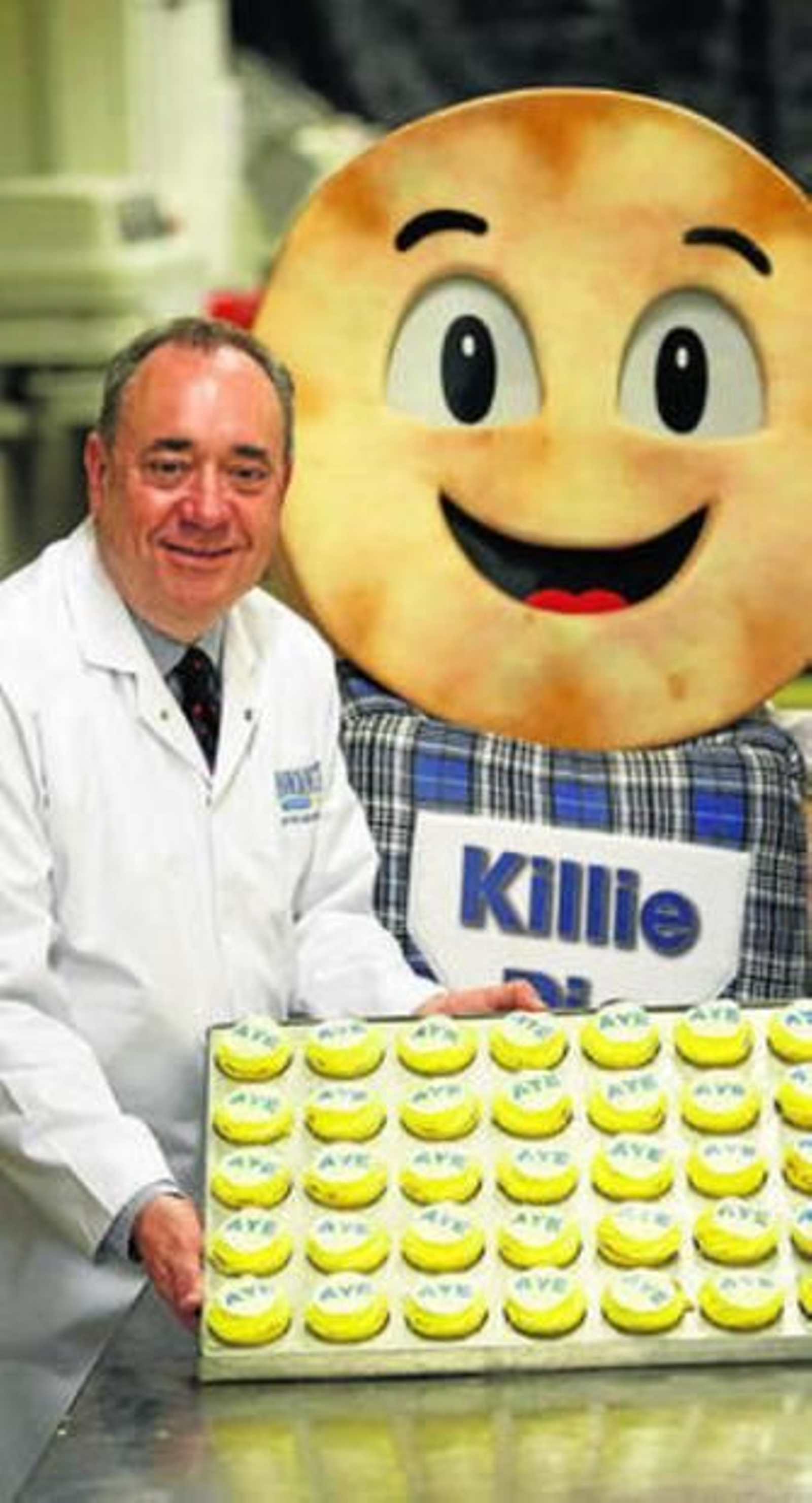 El líder independentista Salmond posa con pasteles donde se lee 'aye' (sí).