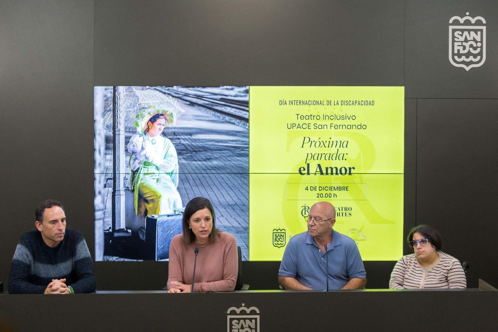Presentación de la obra de teatro negro que Upace volverá a poner en escena en el Real Teatro de las Cortes con motivo del Día Internacional de las Personas con Discapacidad, en San Fernando