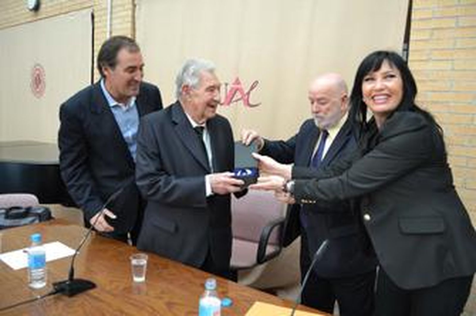 La UAL homenajea a Emilio Campra por su trayectoria deportiva y vital