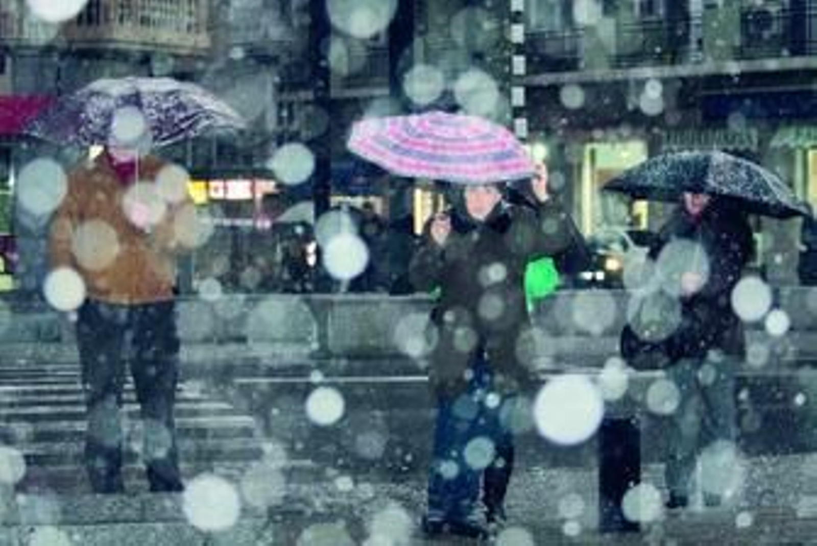 La primera nevada de la tarde en la capital comenzó sobre las 17:30 horas.