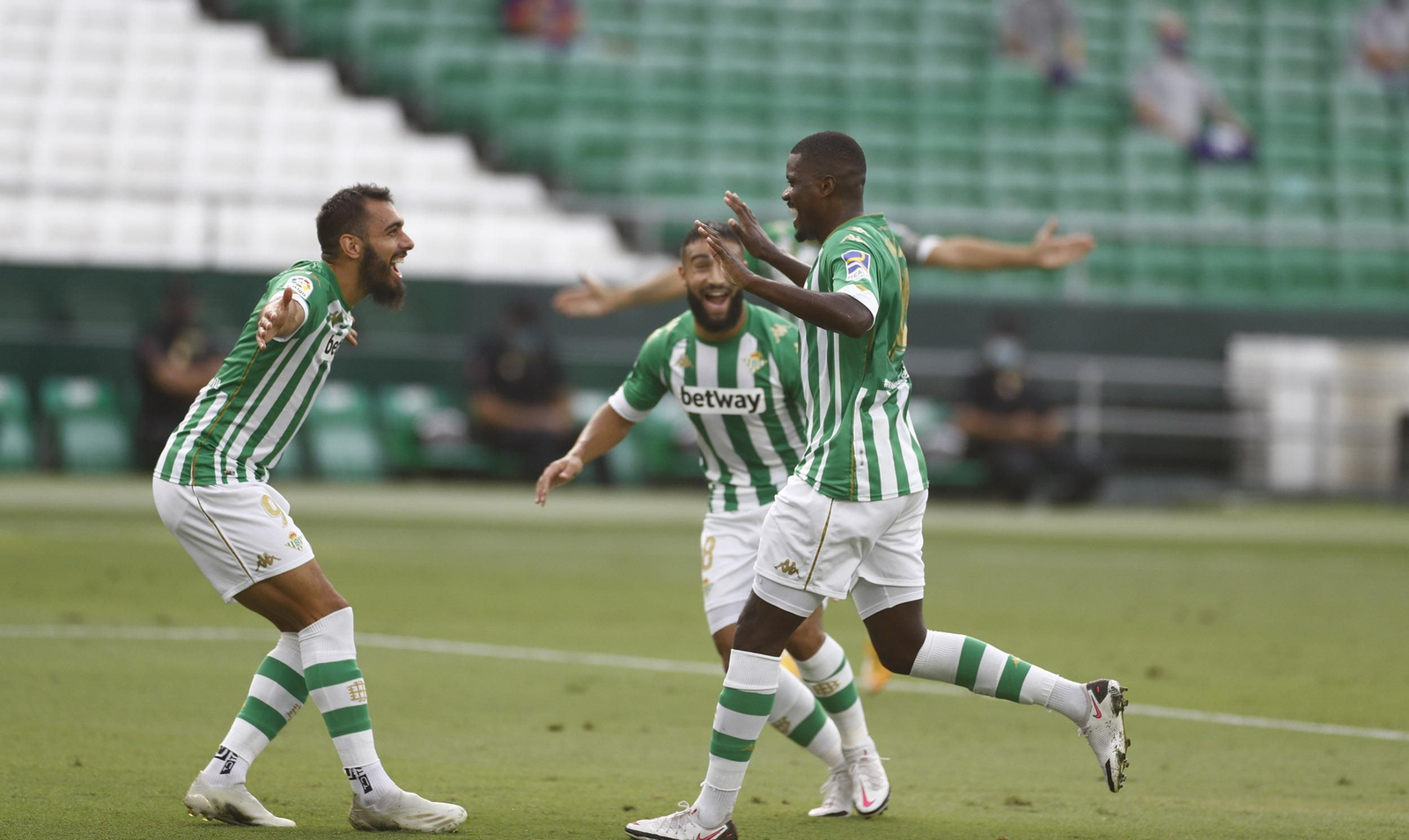 William Carvalho es felicitado por Borja Iglesias y Fekir tras marcar.