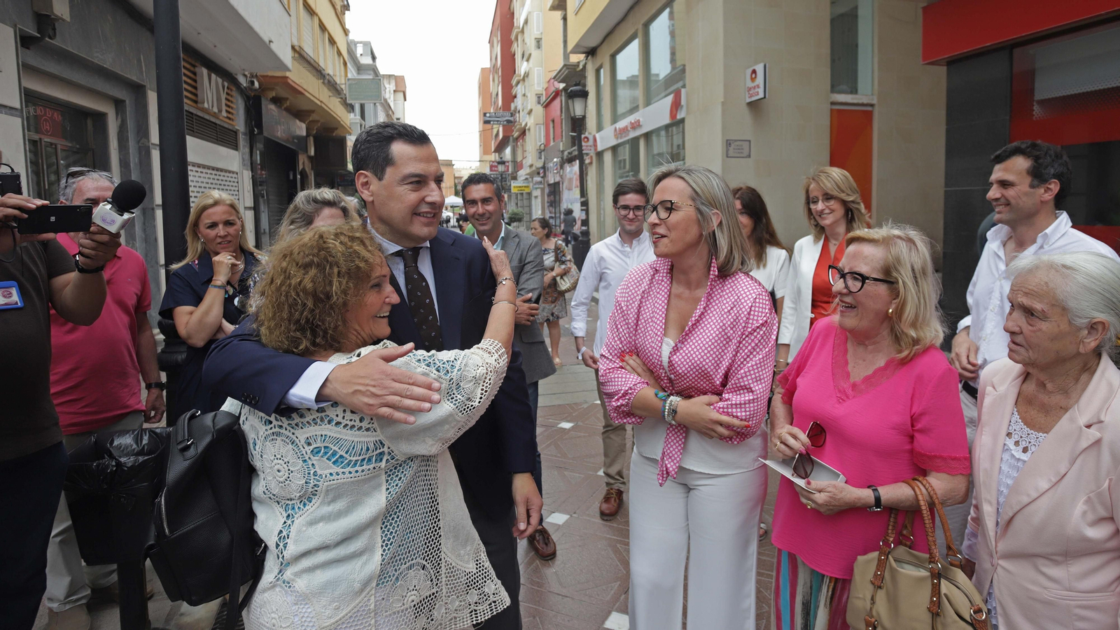 Fotos de la visita de Juanma Moreno a La Línea