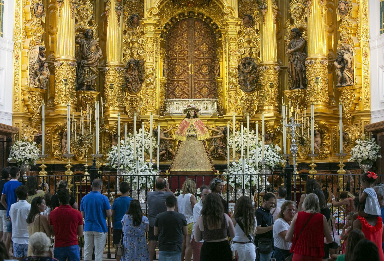 La Virgen del Rocío, con sus galas de Pastora, en vísperas de un nuevo traslado a Almonte.