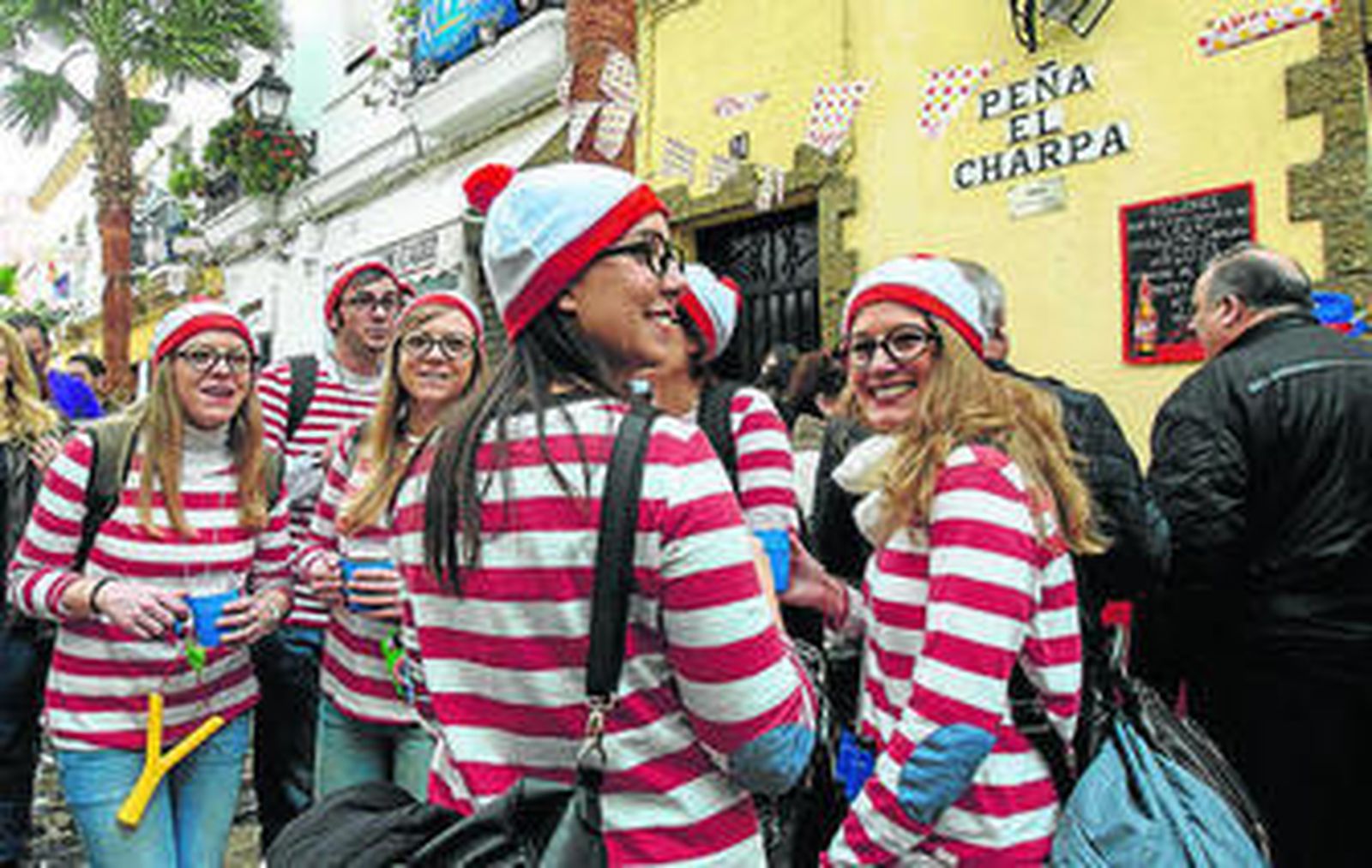 Un grupo de personas disfrazados de Wally en la calle Virgen de la Palma.