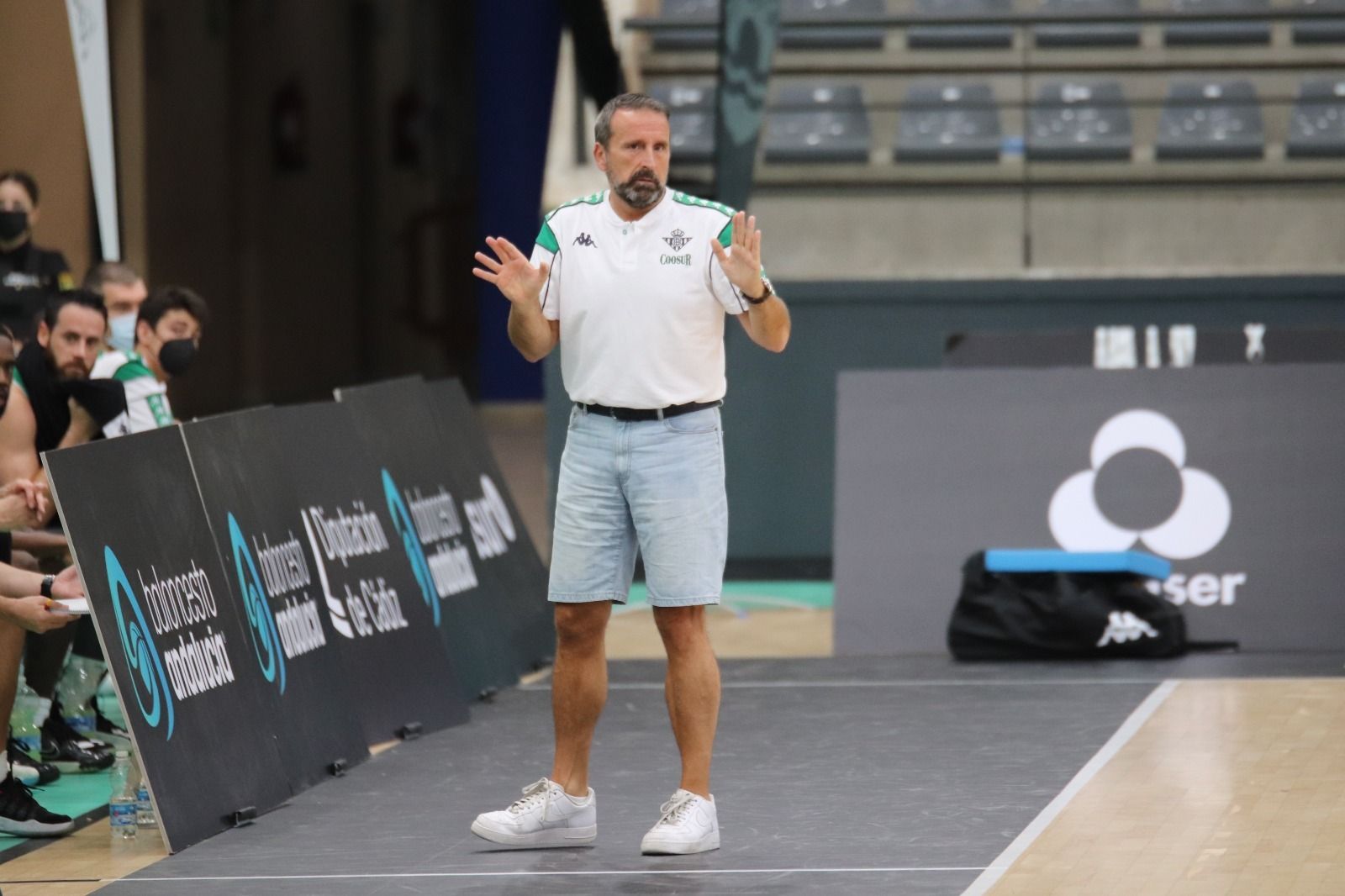 Joan Plaza da instrucciones a sus jugadores durante un partido de pretemporada.