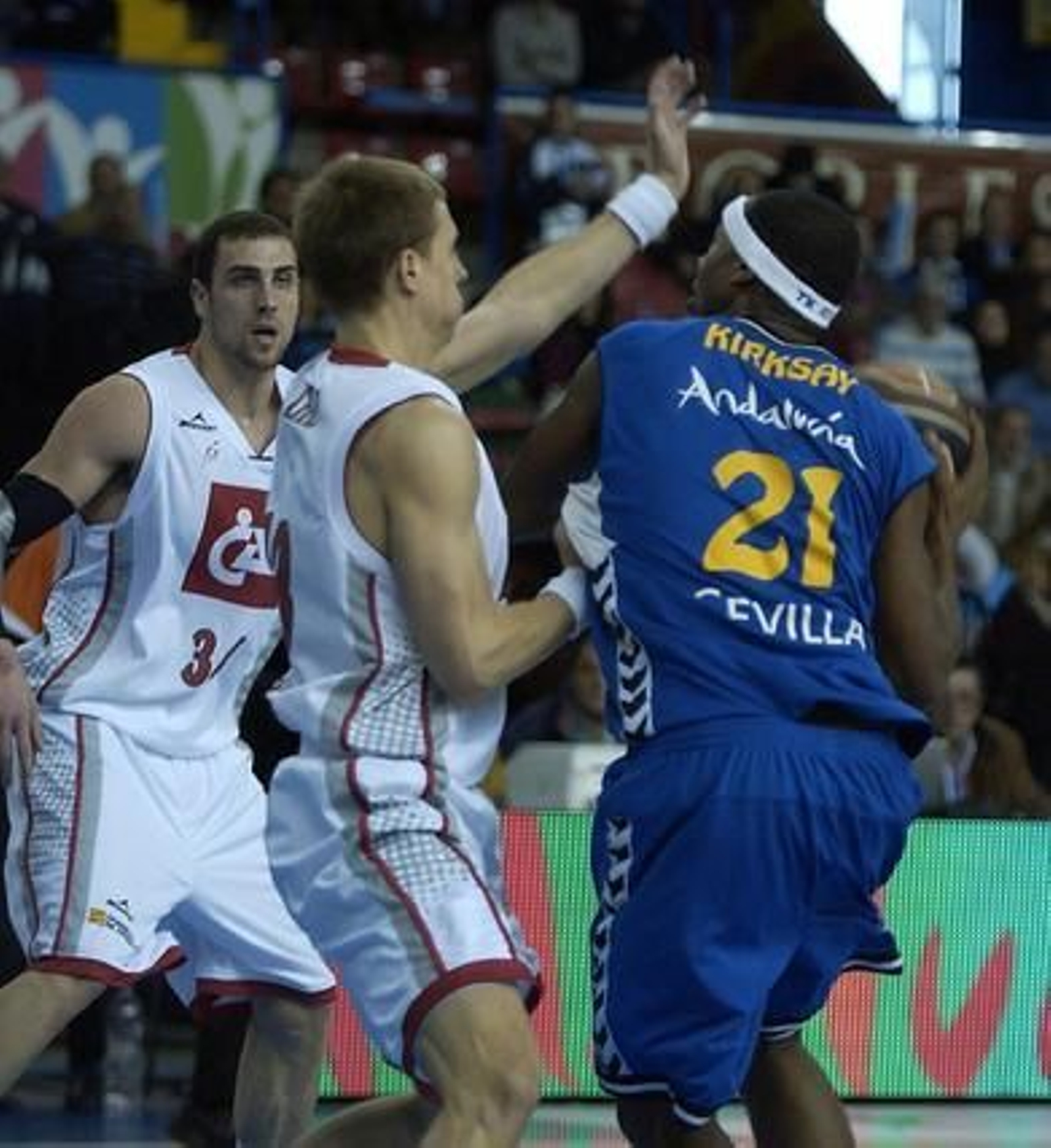 Kirsay intenta pasar un balón. / Manuel Gómez