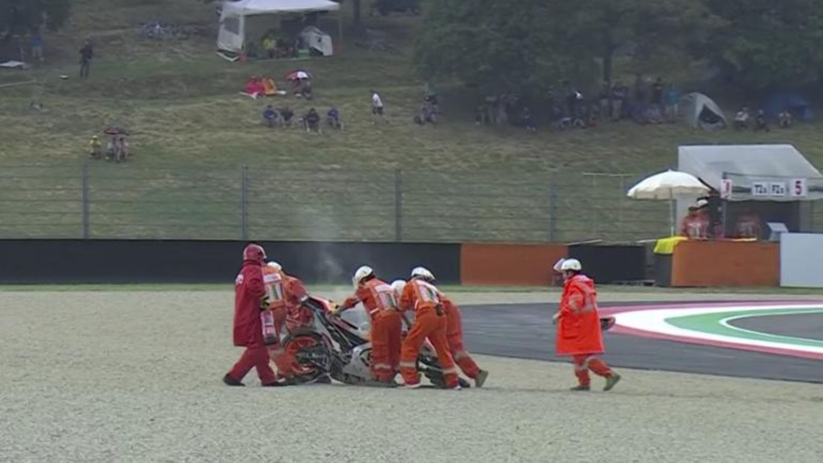 Los comisarios se llevan la moto de Marc Márquez.