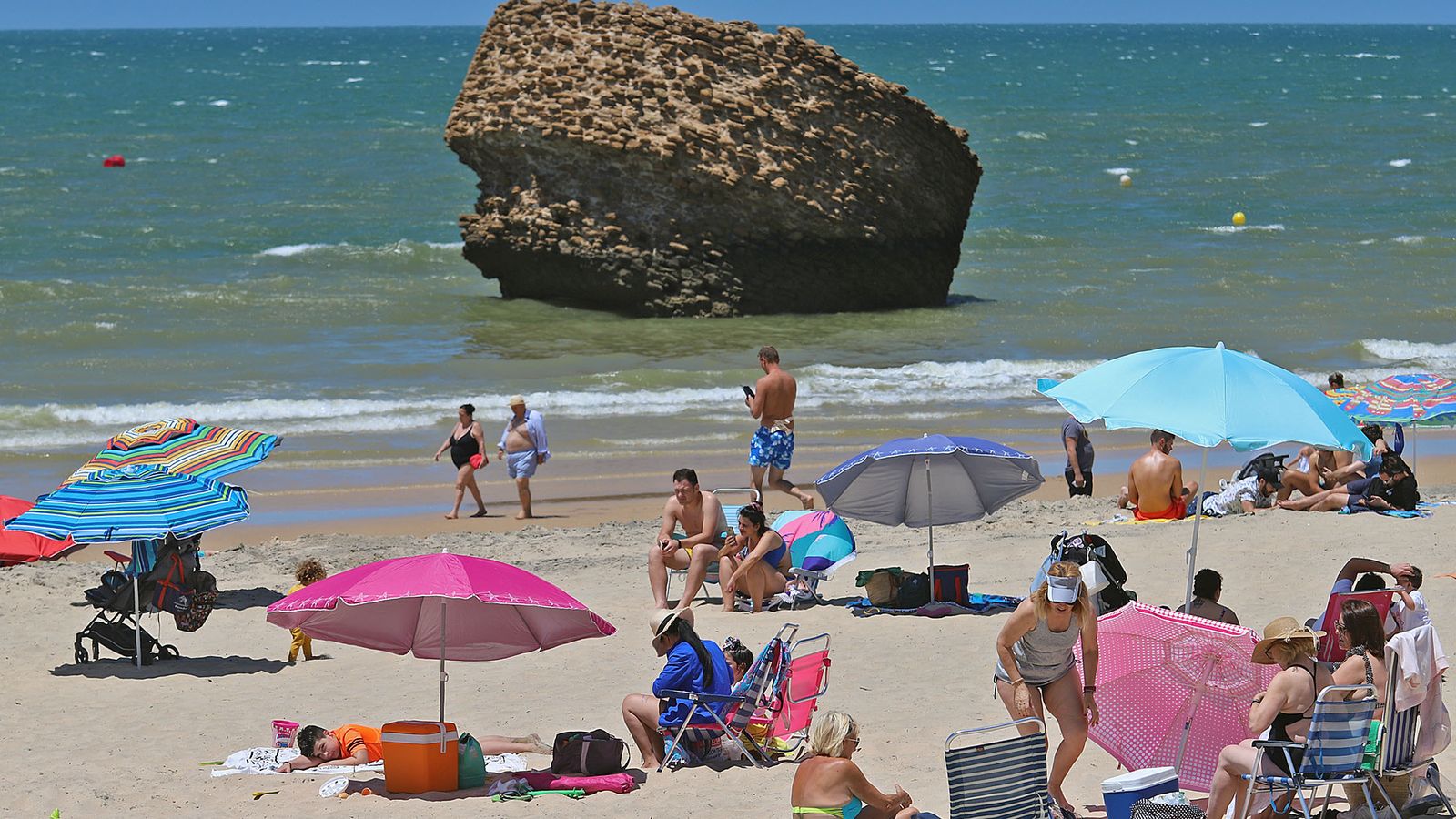 Público cerca del 'tapón' de Matalascañas.