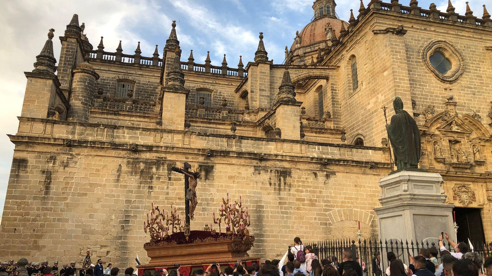 Cristo de la Sed a su su salida de la Catedral, en la plaza de la Encarnación. Cristo de la Sed a su su salida de la Catedral, en la plaza de la Encarnación.