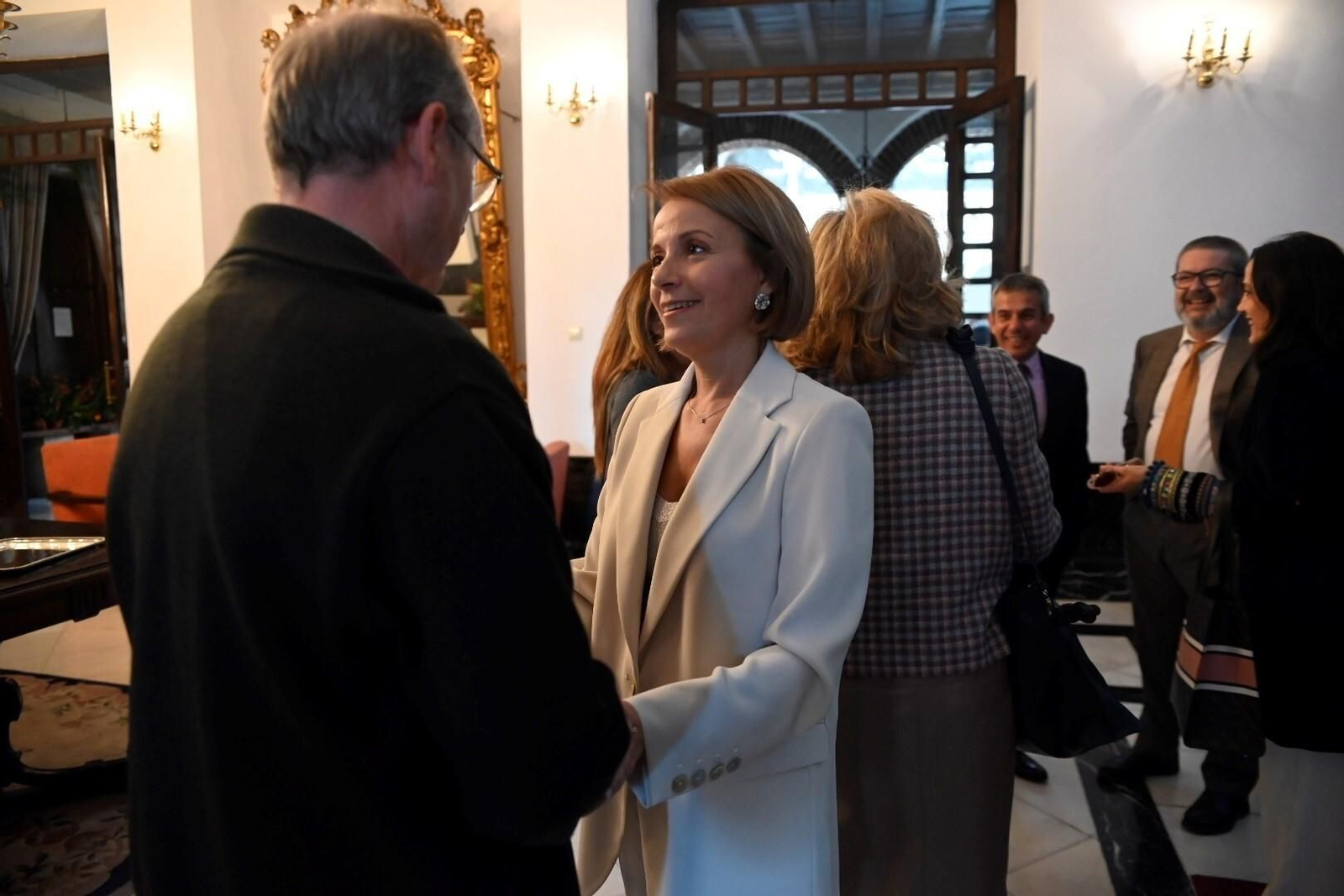 La despedida a la actual gerente del SAS, Valle García, como directora del Hospital Reina Sofía, en imágenes