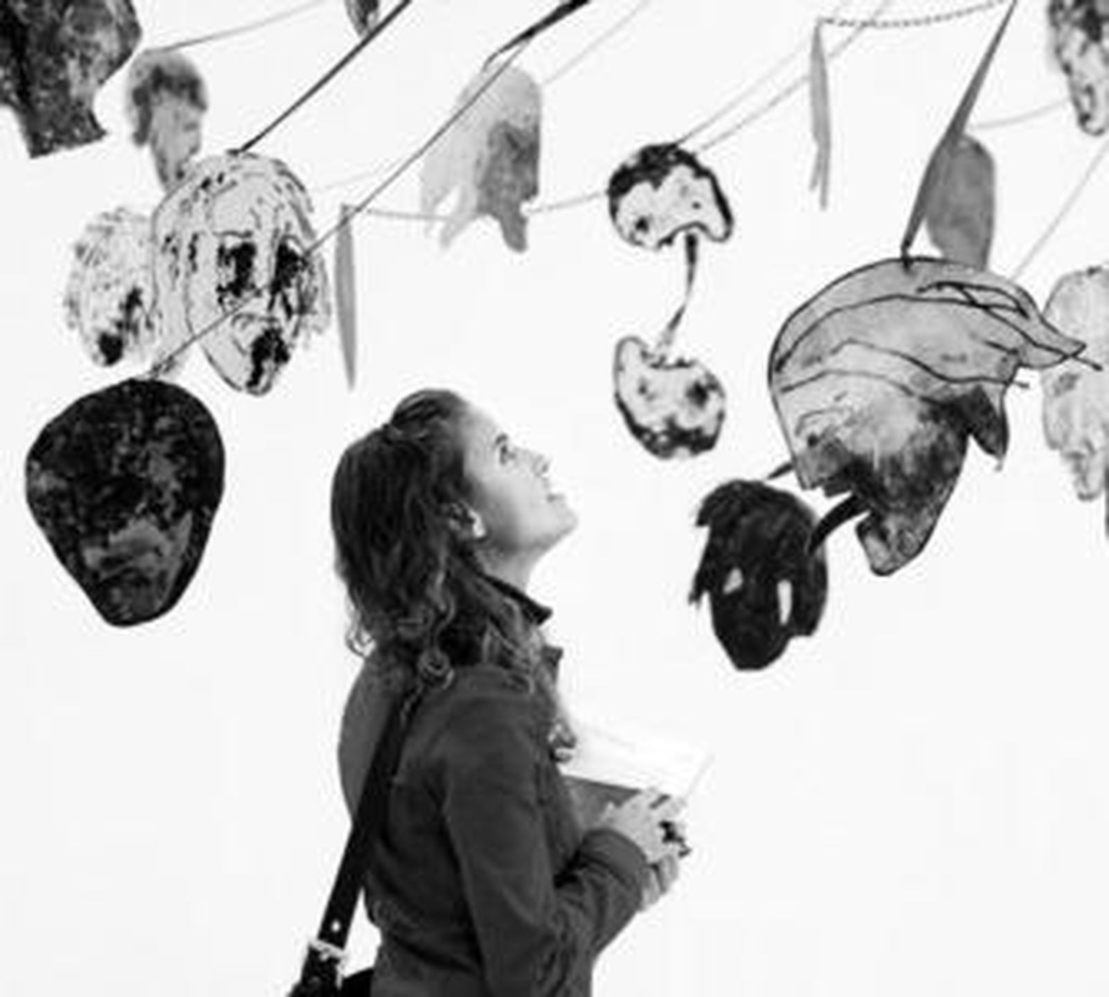 Una visitante contempla 'Palo de Mayo/No toméis prisioneros', una de las obras de Spero.