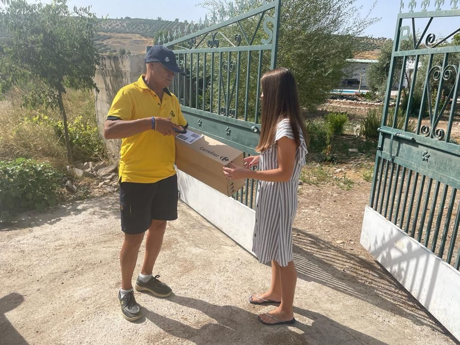 Entrega de un paquete de Correos en un núcleo rural.