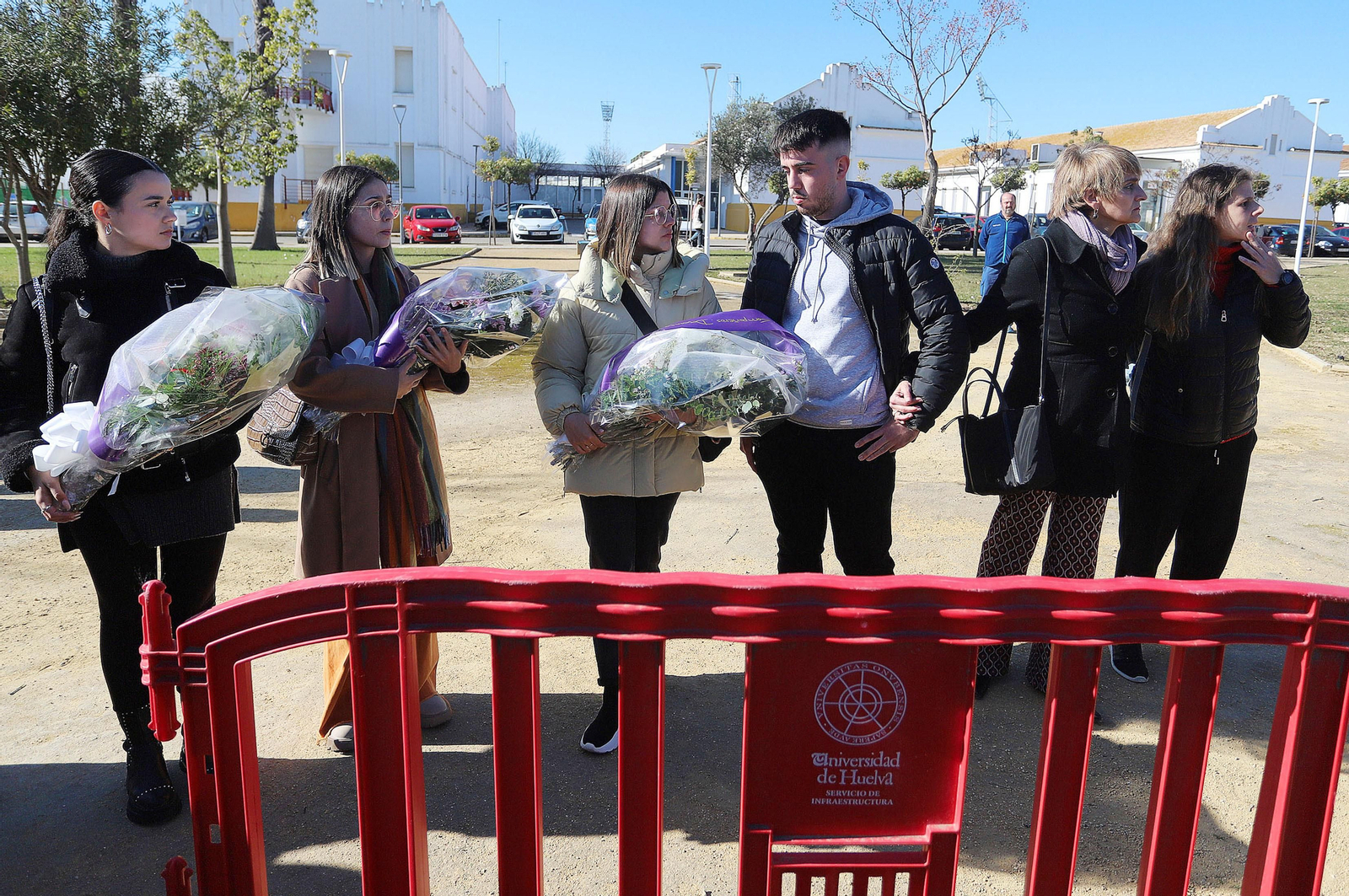 Imágenes del minuto de silencio guardado en la Universidad de Huelva en memoria de los estudiantes fallecidos en el incendio