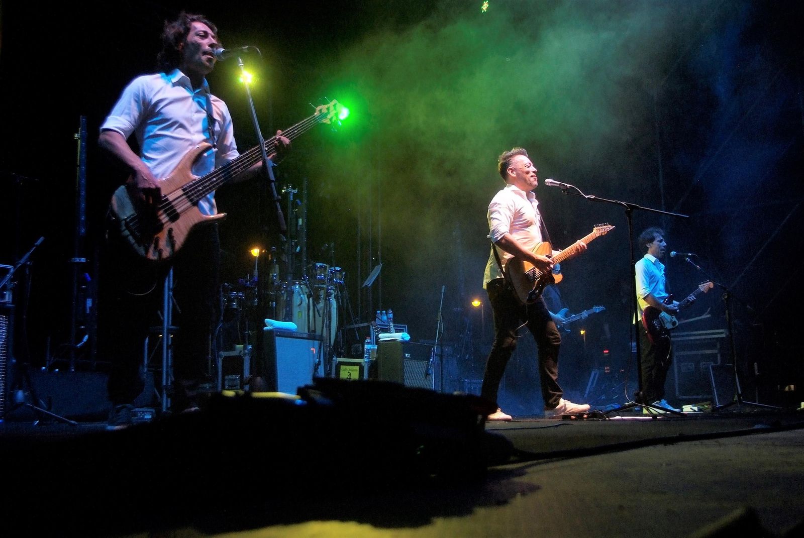 Oscar, Manuel y Raúl Quijano durante el gran concierto ofrecido junto a la playa en Roquetas de Mar.