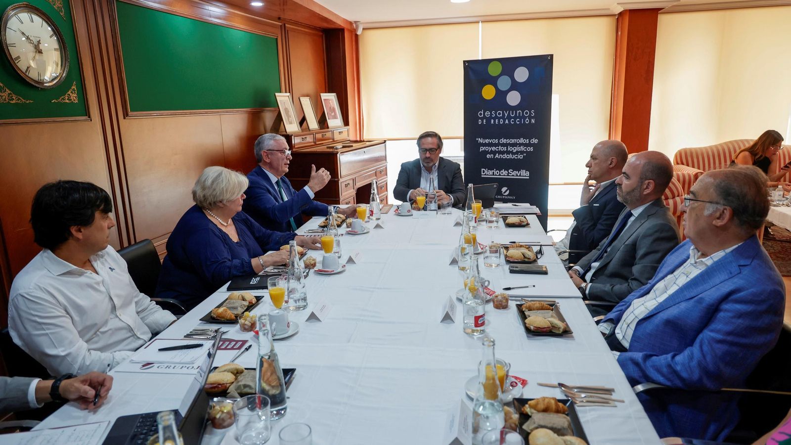 Los ponentes intervienen en la mesa de debate
