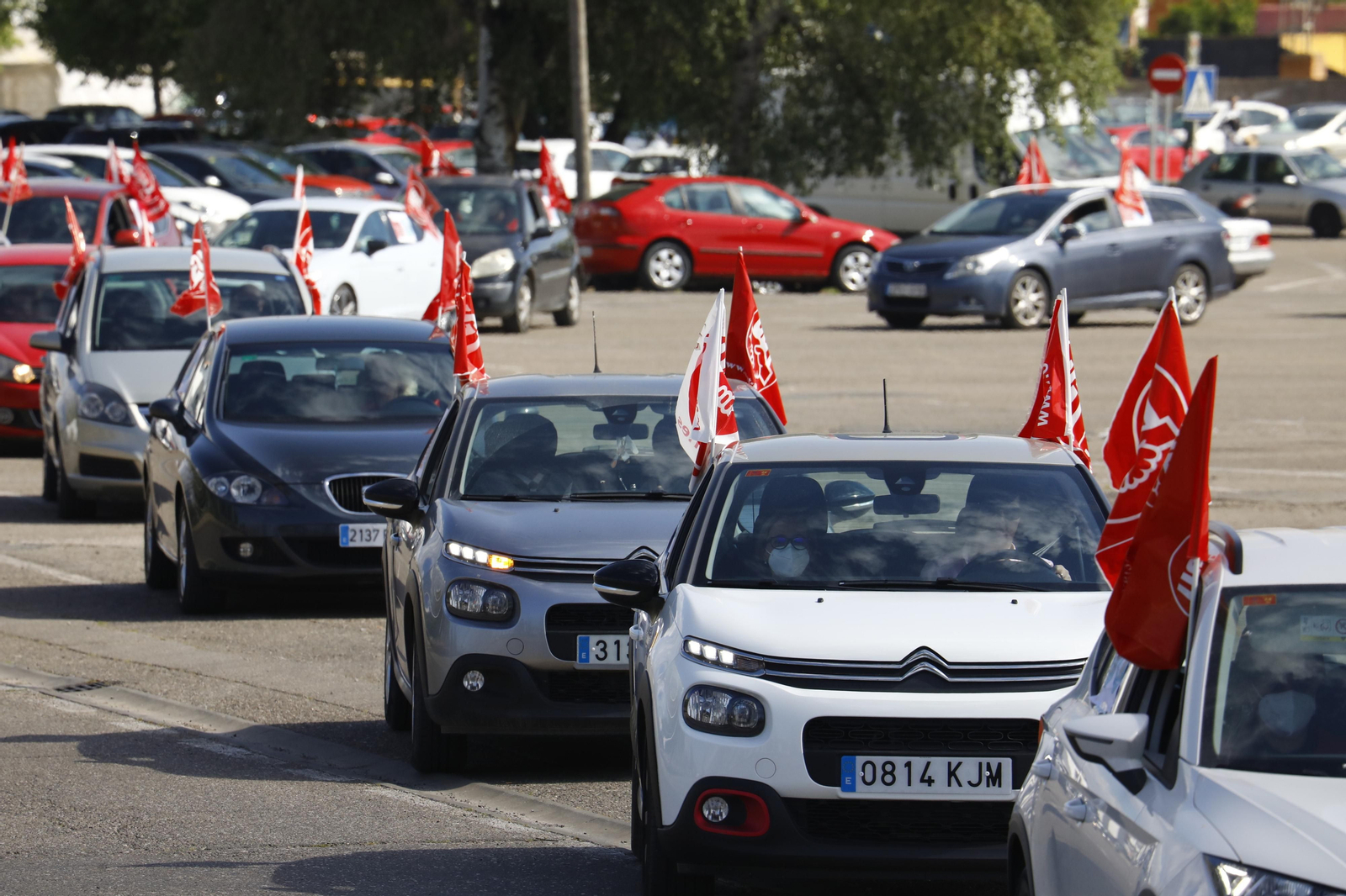 La caravana de coches de UGT en apoyo a las trabajadoras de ayuda a domicilio de Córdoba, en imágenes
