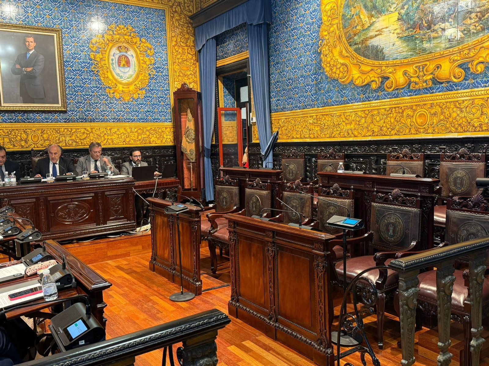 Landaluce (a la izquierda) y los asientos vacíos de la oposición, este viernes en el Pleno.