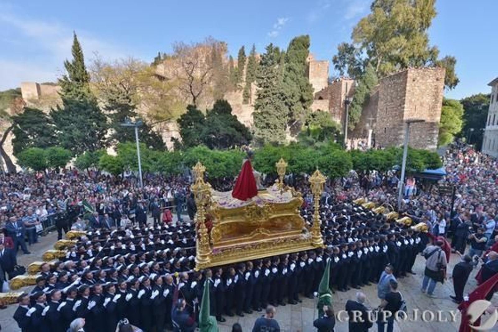 Crucifixión, Gitanos, Dolores del Puente, Pasión, Estudiantes y Cautivo protagonizaron una jornada en claroscuro./ Javier Albiñana