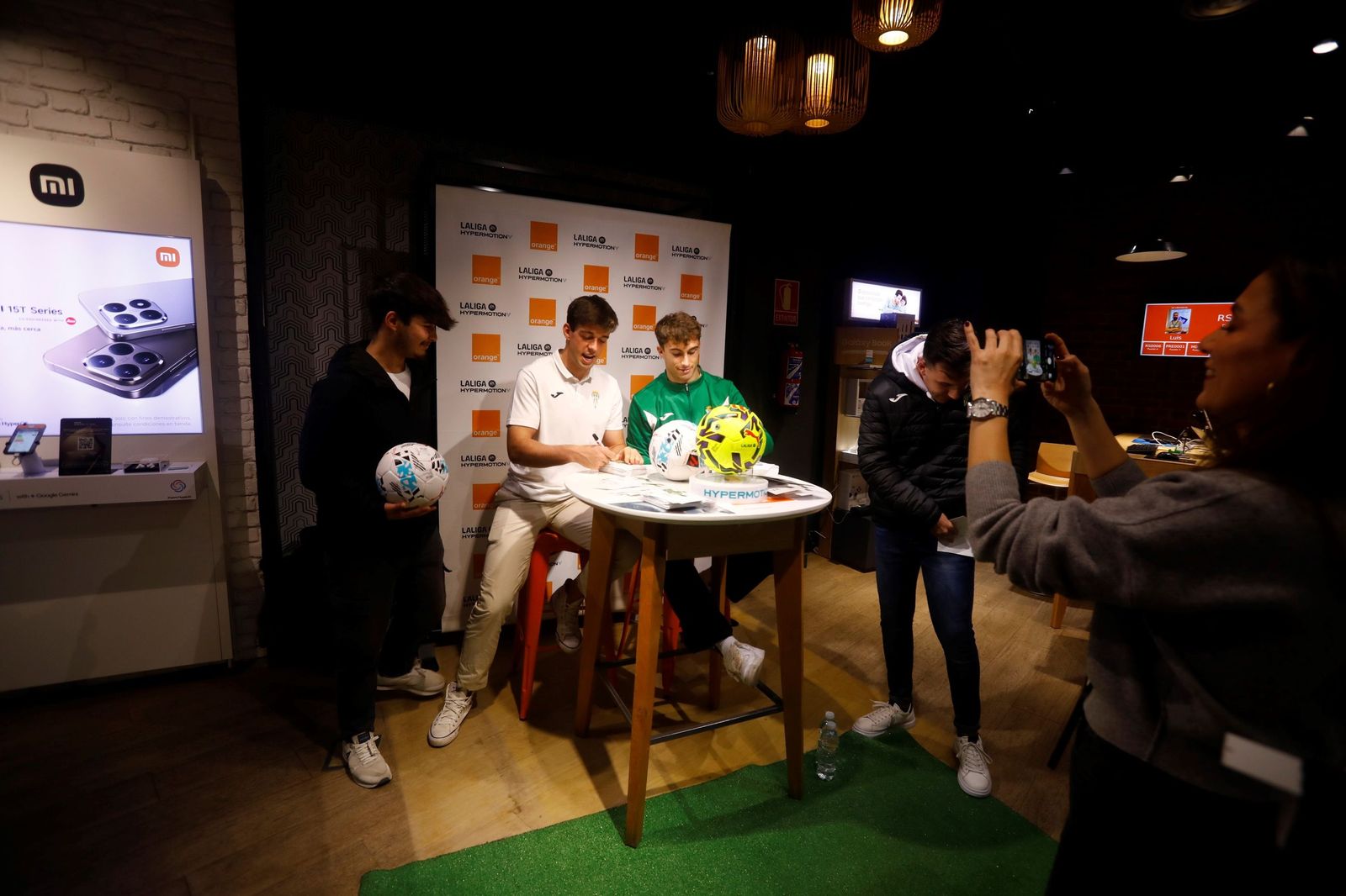 Las mejores fotos de la exitosa firma de autógrafos del Córdoba CF en el centro de la ciudad