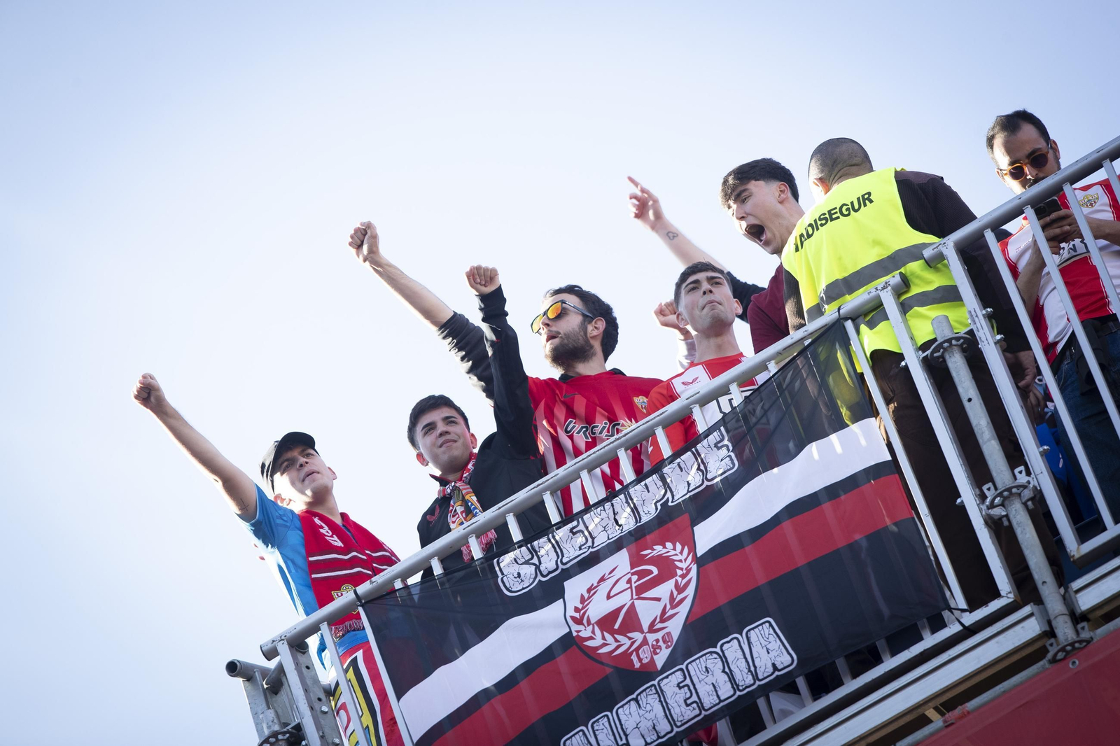 Encuéntrate en el recibimiento al Granada y la grada de Los Cármenes