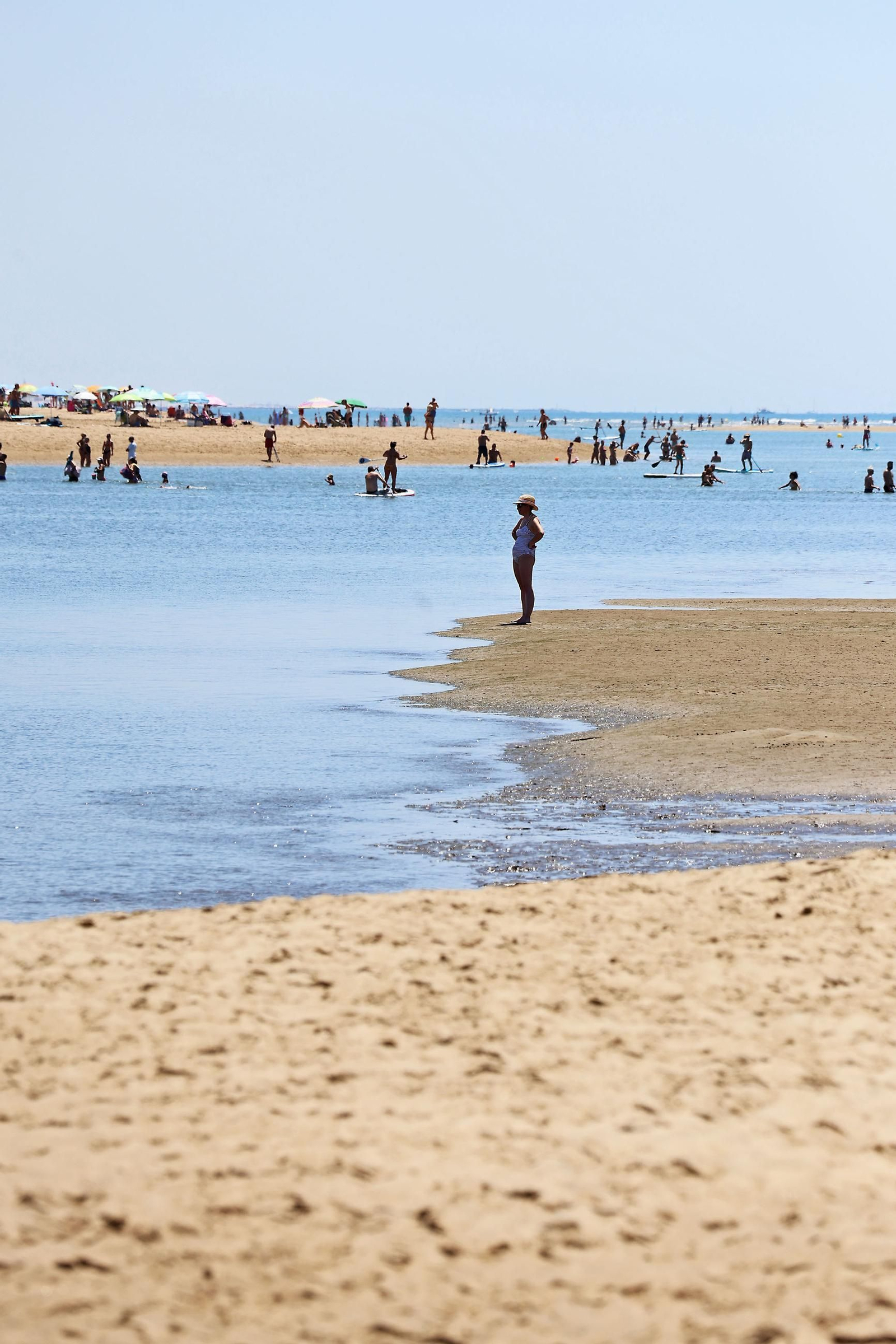 Ambiente en las playas de Huelva en la mañana de domingo