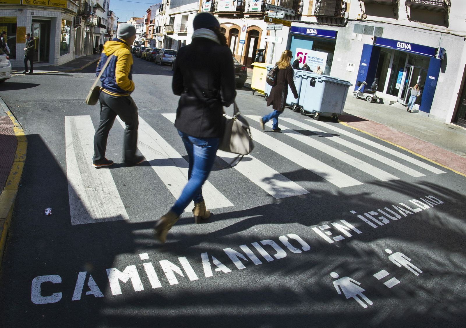 Varios peatones cruzan una calle de Lepe.
