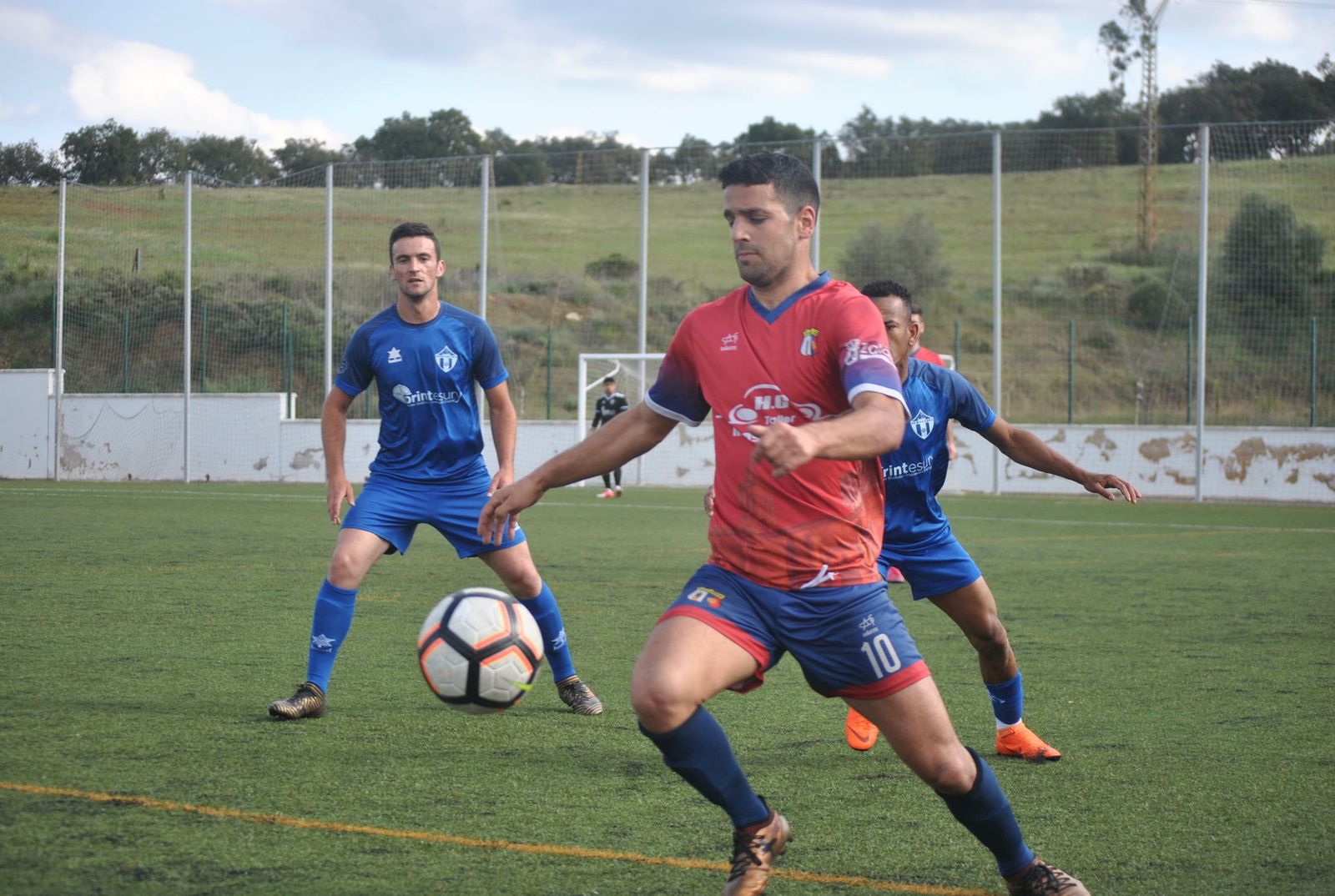 David García, del Zalamea, controla el esférico.