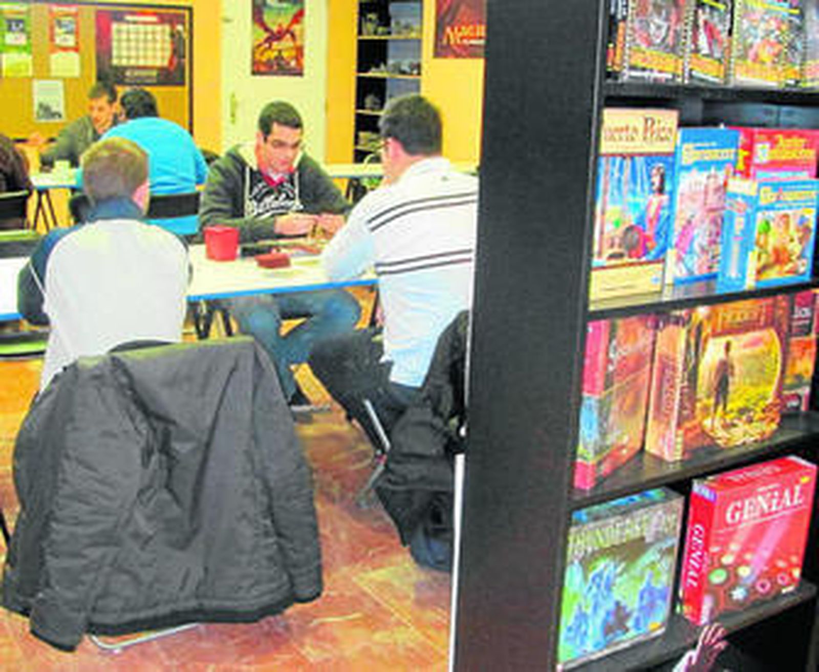 Los jóvenes de 'En clave de rol', preparaban ayer los juegos que mostrarán en las jornadas.